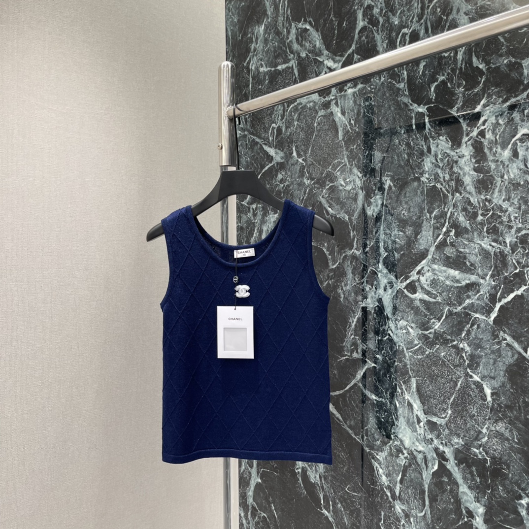 小香 26春夏新款 菱格纹针织背心 胸前经典双C Logo辨识度满分 春夏单穿或内搭都很OK菱格纹理超有