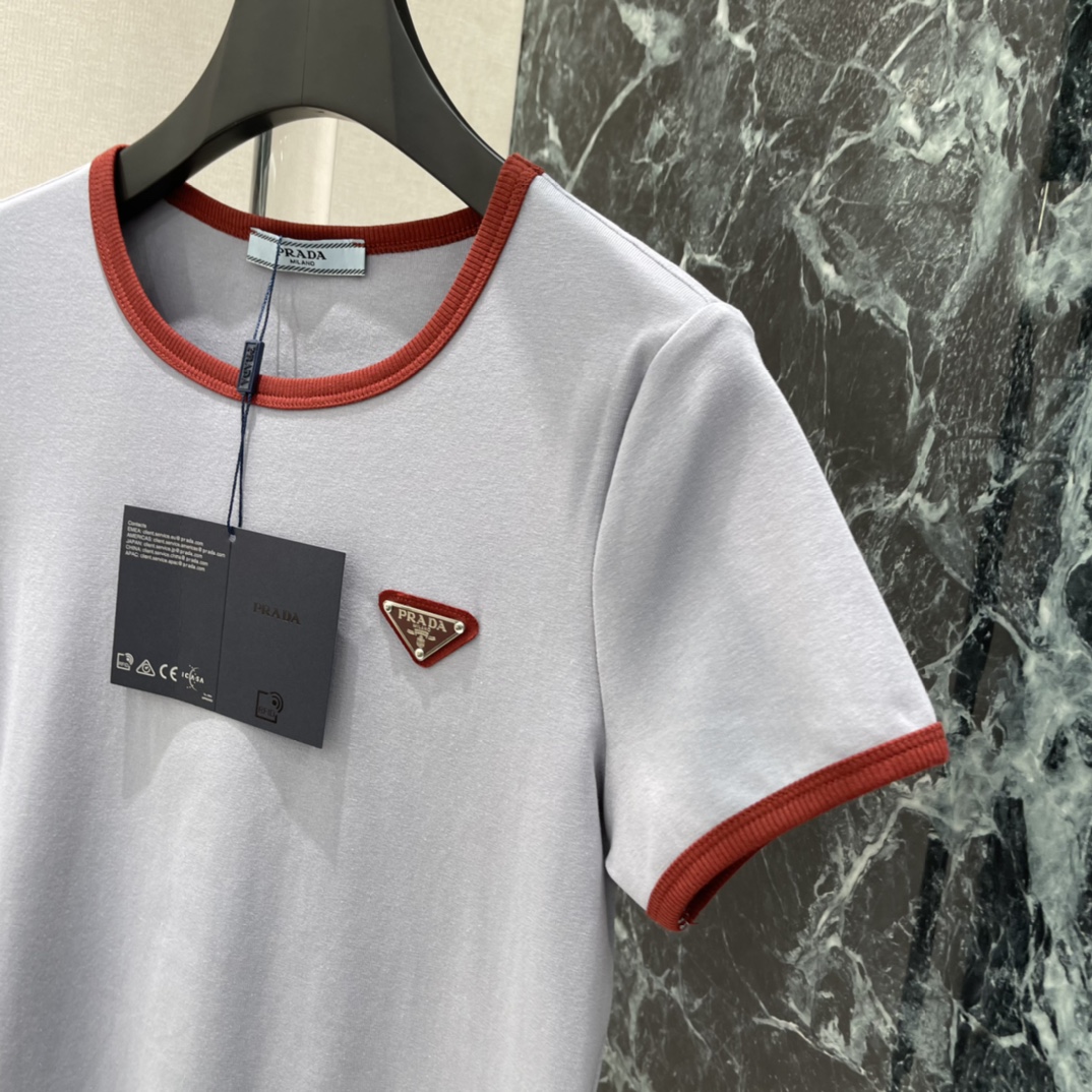 PD 26春夏新款 撞色圆领短袖T恤 红色边饰 简约又有辨识度!胸前三角徽标刺绣超有品牌感 日常或轻运动