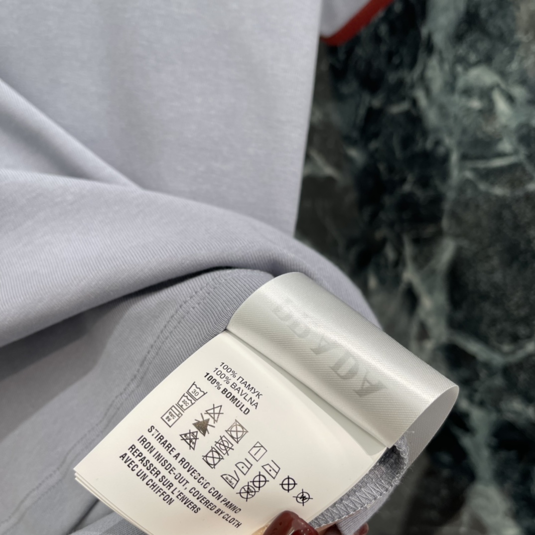 PD 26春夏新款 撞色圆领短袖T恤 红色边饰 简约又有辨识度!胸前三角徽标刺绣超有品牌感 日常或轻运动