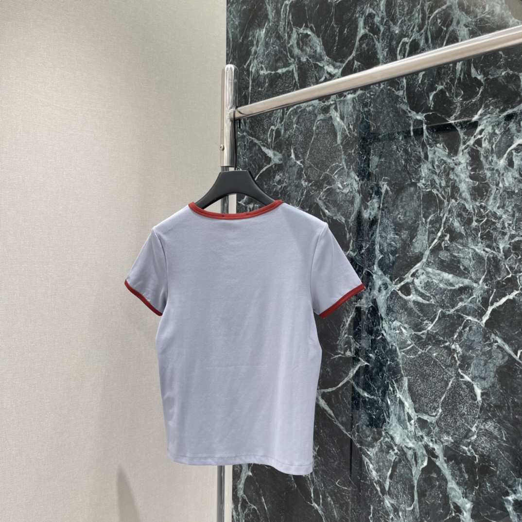 PD 26春夏新款 撞色圆领短袖T恤 红色边饰 简约又有辨识度!胸前三角徽标刺绣超有品牌感 日常或轻运动