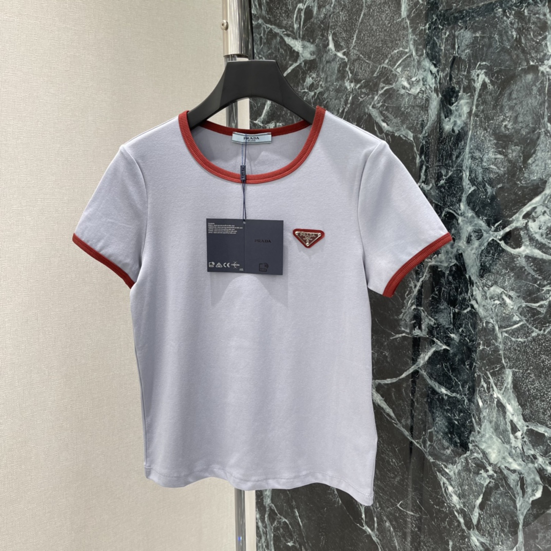 PD 26春夏新款 撞色圆领短袖T恤 红色边饰 简约又有辨识度!胸前三角徽标刺绣超有品牌感 日常或轻运动