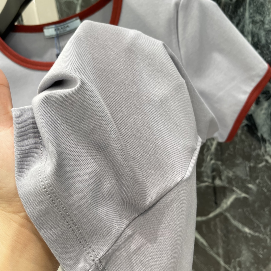 PD 26春夏新款 撞色圆领短袖T恤 红色边饰 简约又有辨识度!胸前三角徽标刺绣超有品牌感 日常或轻运动