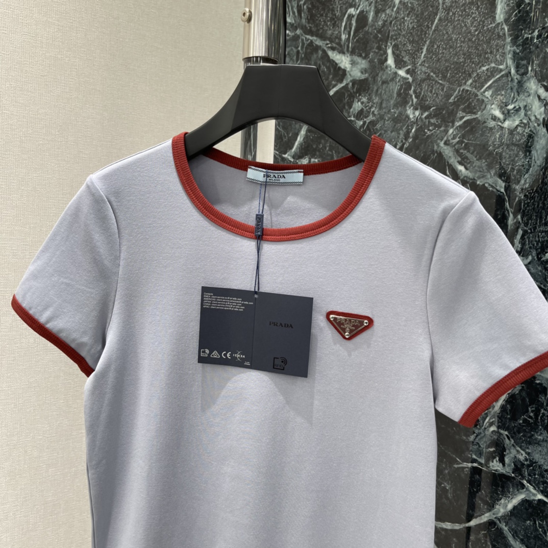 PD 26春夏新款 撞色圆领短袖T恤 红色边饰 简约又有辨识度!胸前三角徽标刺绣超有品牌感 日常或轻运动