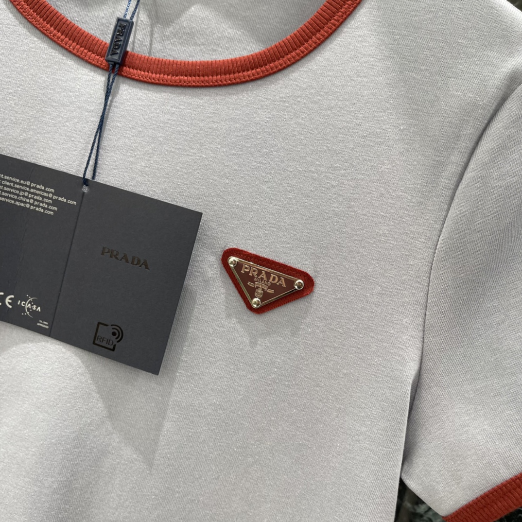 PD 26春夏新款 撞色圆领短袖T恤 红色边饰 简约又有辨识度!胸前三角徽标刺绣超有品牌感 日常或轻运动