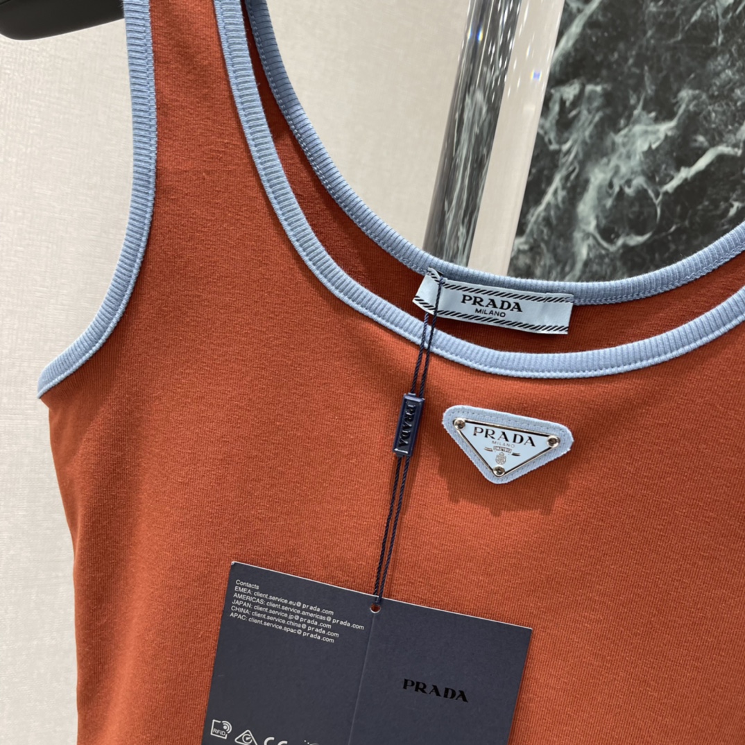 PD 26春夏新款 橙色针织背心 浅蓝滚边设计 简约又有细节感。胸前三角徽标超有辨识度 品牌感满满!无袖