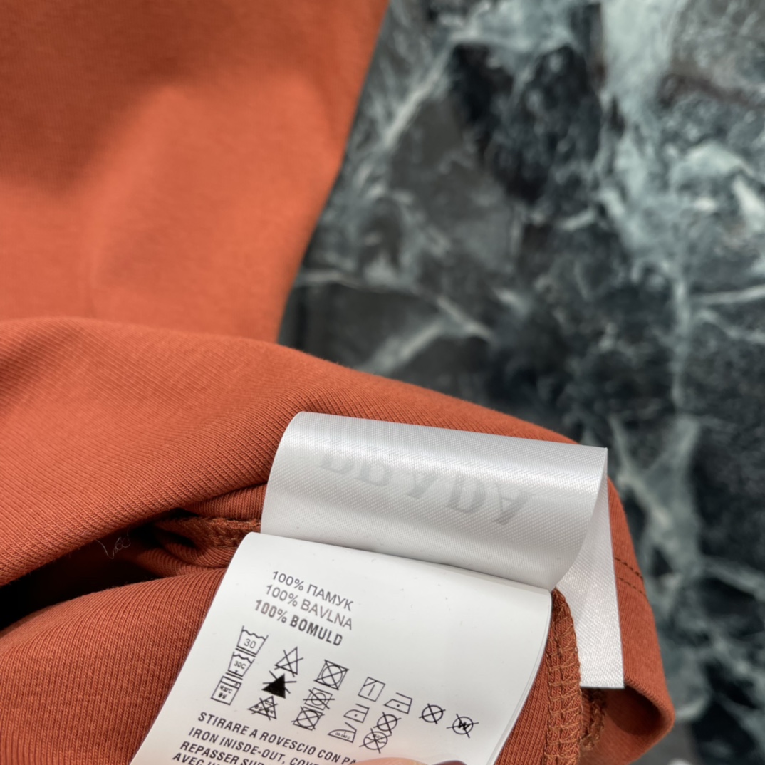 PD 26春夏新款 橙色针织背心 浅蓝滚边设计 简约又有细节感。胸前三角徽标超有辨识度 品牌感满满!无袖