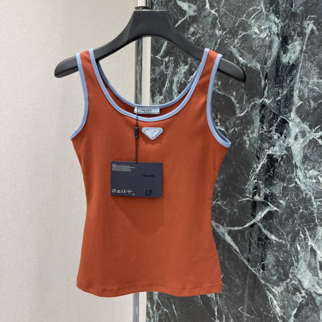 PD 26春夏新款 橙色针织背心 浅蓝滚边设计 简约又有细节感。胸前三角徽标超有辨识度 品牌感满满!无袖