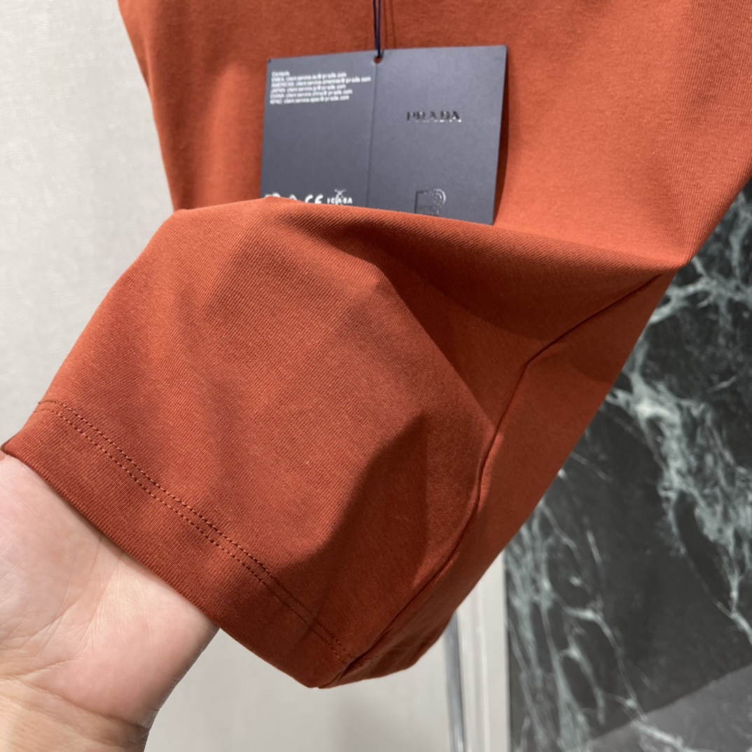 PD 26春夏新款 橙色针织背心 浅蓝滚边设计 简约又有细节感。胸前三角徽标超有辨识度 品牌感满满!无袖