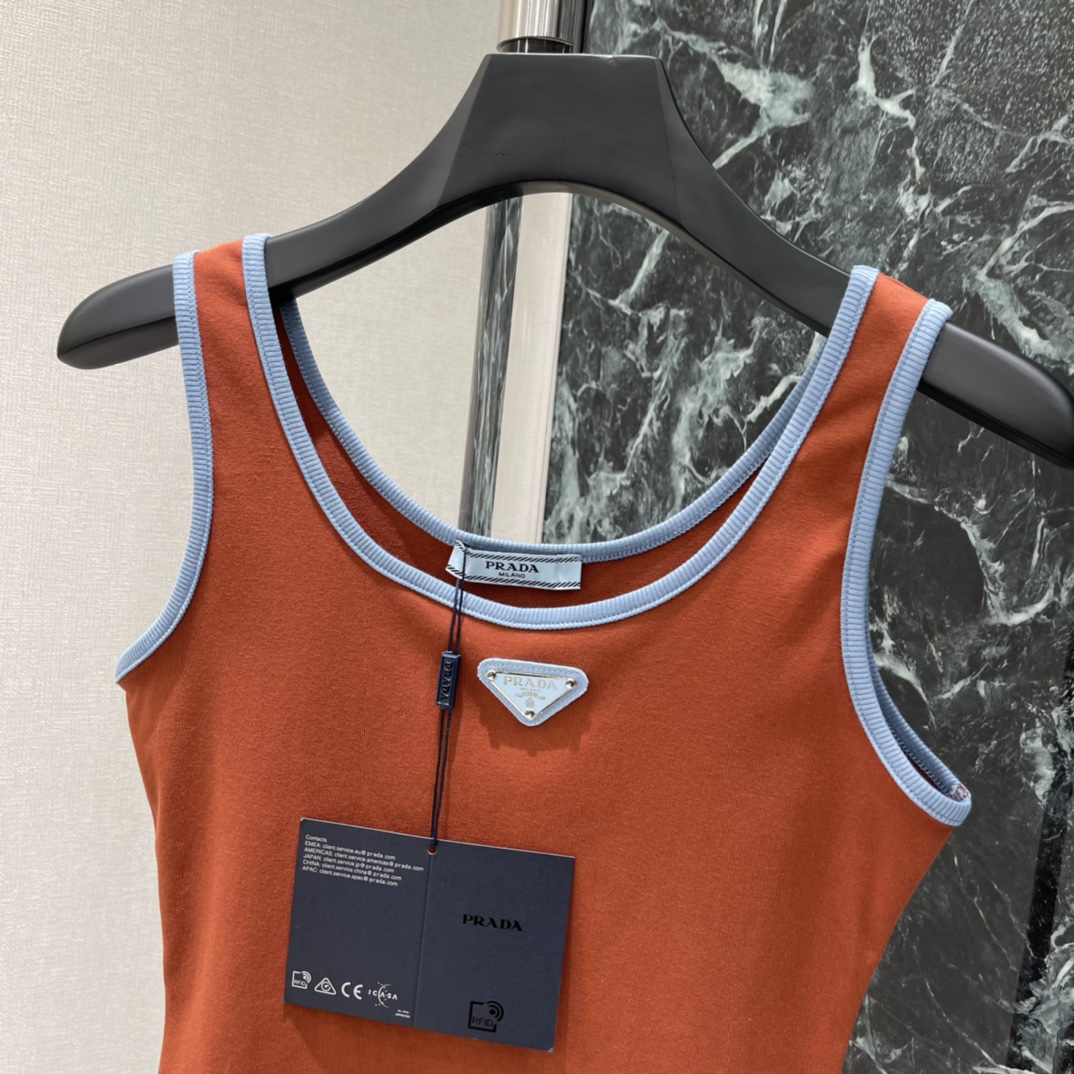 PD 26春夏新款 橙色针织背心 浅蓝滚边设计 简约又有细节感。胸前三角徽标超有辨识度 品牌感满满!无袖