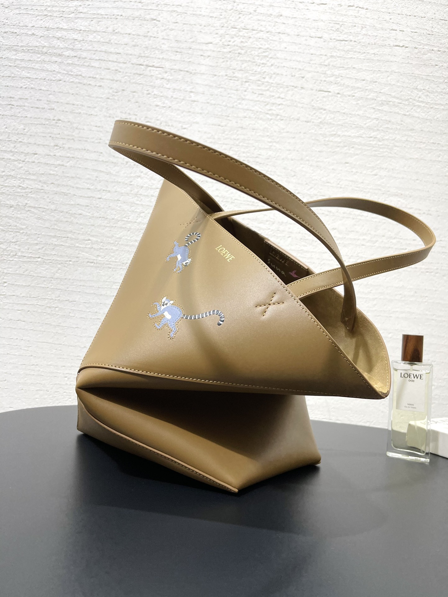 NO:741123,Suna Fujita uzzle fold tote Lemur special limited edition folding tote shopping bag made of satin calfskin, frosted cowhide interior with printed lemur pattern. Large capacity for computer files, etc. Style No. 89229 Size 25.514.531.5 (only with gift strap)), Loewe wallet, loewe, wallets, cowhide19860909Suna Fujita uzzle fold tote 狐猴特别限定折叠托特购物袋 采用缎面小牛皮,内里磨砂牛皮 带有印花狐猴图案. 容量大 可放电脑 文件等. 款号89229 尺寸25.514.531.5（只配礼品带））,罗意威钱包,loewe,wallets,cowhide,欧美剧