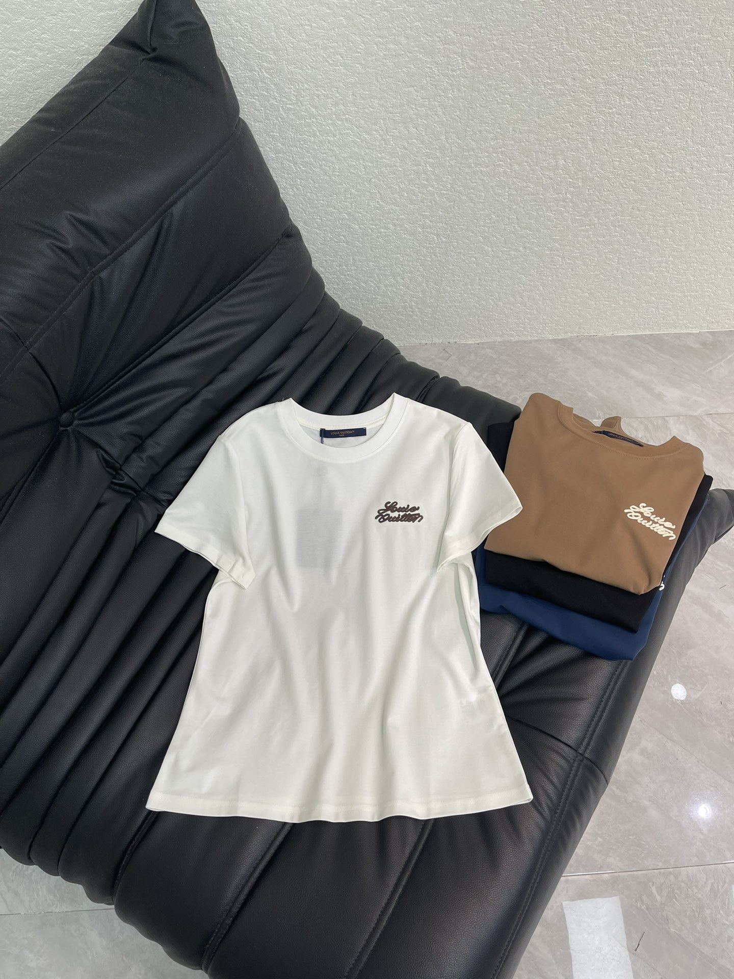 NO:751749,Louis Vuitto*26 new spring and summer three-dimensional embroidered letter short-sleeved T-shirt. Made of mercerized cotton fabric with soft and delicate texture, simple and versatile, and age-reducing temperament!  The fit is slim and the effect is comfortable and beautiful!  Very suitable for summer wear.S-XXL,,louis vuitton,T-shirt,tees,t-shirt,19860909Louis Vuitto*26春夏新款立体刺绣字母短袖T恤.采用丝光棉面料质感柔软细腻,简约百搭,减龄气质！版型修身上身效果舒适好看！非常适合夏日穿着.S-XXL,,louis vuitton,T-shirt,tees，t-shirt,,Women's clothing