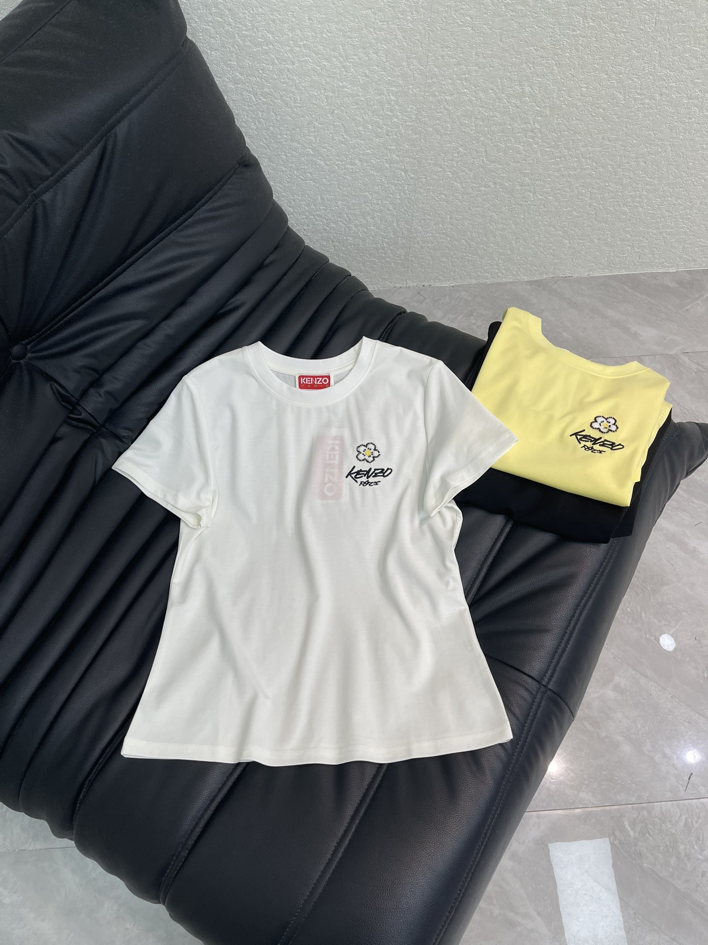 NO:751746,Kenz*26 new spring and summer begonia flower beaded embroidered letter short-sleeved T-shirt. Made of mercerized cotton fabric with soft and delicate texture, simple and versatile, and age-reducing temperament!  The fit is slim and the effect is comfortable and beautiful!  Very suitable for summer wear.S-XXL A,,T-shirt,tees,t-shirt,19860909Kenz*26春夏新款海棠花钉珠刺绣字母短袖T恤.采用丝光棉面料质感柔软细腻,简约百搭,减龄气质！版型修身上身效果舒适好看！非常适合夏日穿着.S-XXL A,,T-shirt,tees，t-shirt,,Women's clothing