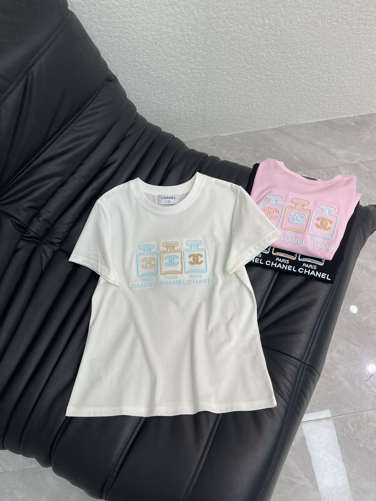 NO:751743,Chane*26 new spring and summer short-sleeved T-shirt with embroidered three-dimensional letters on the perfume bottle. It is made of mercerized cotton fabric with soft and delicate texture, simple and versatile, and has an age-reducing temperament!  The fit is slim and the effect is comfortable and beautiful!  Very suitable for summer wear. S-XXL AA,,chanel,T-shirt,tees,t-shirt,19860909Chane*26春夏新款香水瓶刺绣立体字母短袖T恤.采用丝光棉面料质感柔软细腻,简约百搭,减龄气质！版型修身上身效果舒适好看！非常适合夏日穿着.S-XXL AA,,chanel,T-shirt,tees，t-shirt,,Women's clothing