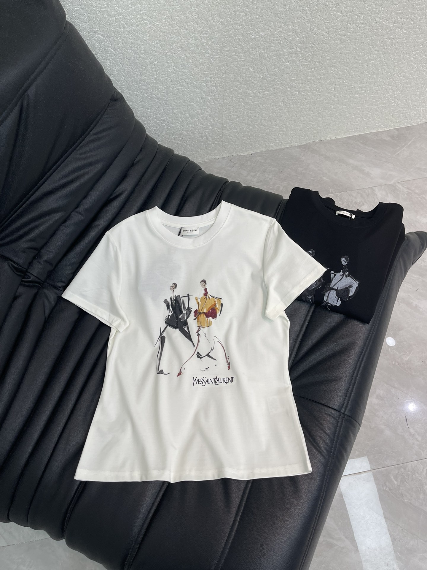 NO:751759,Ysl*26 new spring and summer abstract printed short-sleeved T-shirt with embroidered letters. It is made of mercerized cotton fabric with soft and delicate texture, simple and versatile, and has an age-reducing temperament!  The fit is slim and the effect is comfortable and beautiful!  Very suitable for summer wear.S-XXL,,saint laurent,T-shirt,tees,t-shirt,19860909Ysl*26春夏新款抽象印花刺绣字母短袖T恤.采用丝光棉面料质感柔软细腻,简约百搭,减龄气质！版型修身上身效果舒适好看！非常适合夏日穿着.S-XXL,,saint laurent,T-shirt,tees，t-shirt,,Women's clothing