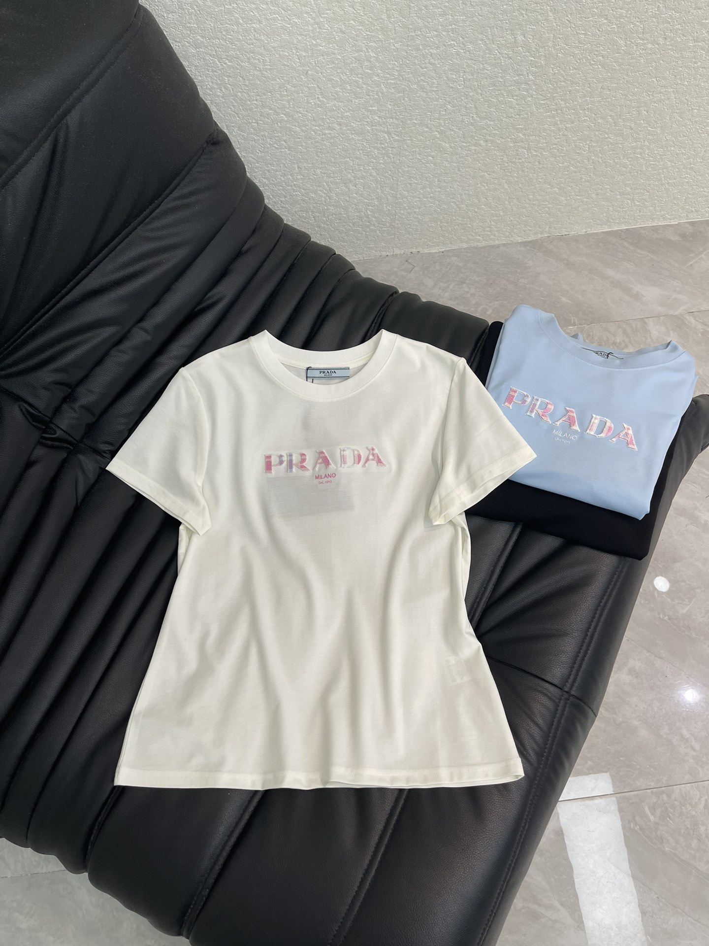 NO:751740,Prad*26 new spring and summer new toothbrush embroidered three-dimensional letter short-sleeved T-shirt. It is made of mercerized cotton fabric with soft and delicate texture, simple and versatile, and has an age-reducing temperament!  The fit is slim and the effect is comfortable and beautiful!  Very suitable for summer wear. S-XXL, prada, T-shirt, tees, t-shirt,19860909Prad*26春夏新款牙刷绣立体字母短袖T恤.采用丝光棉面料质感柔软细腻,简约百搭,减龄气质！版型修身上身效果舒适好看！非常适合夏日穿着.S-XXL,,prada,T-shirt,tees，t-shirt,,Women's clothing