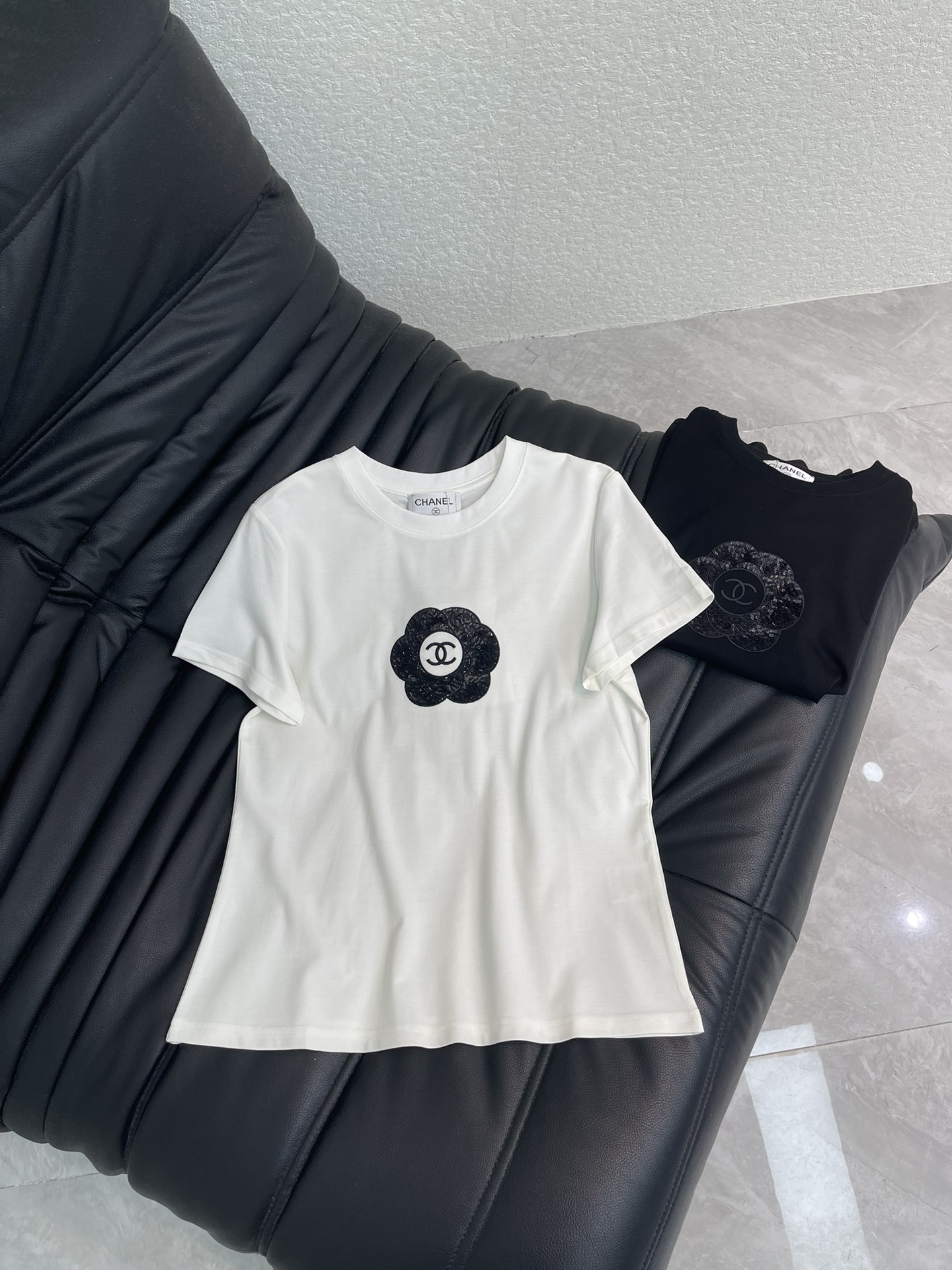 NO:751737,Chane*26 new spring and summer black beaded camellia embroidered short-sleeved T-shirt. Made of mercerized cotton fabric with soft and delicate texture, simple and versatile, and age-reducing temperament!  The fit is slim and the effect is comfortable and beautiful!  Very suitable for summer wear. S-XXL,,chanel,T-shirt,tees,t-shirt,19860909Chane*26春夏新款黑色珠片山茶花刺绣短袖T恤.采用丝光棉面料质感柔软细腻,简约百搭,减龄气质！版型修身上身效果舒适好看！非常适合夏日穿着.S-XXL,,chanel,T-shirt,tees，t-shirt,,Women's clothing