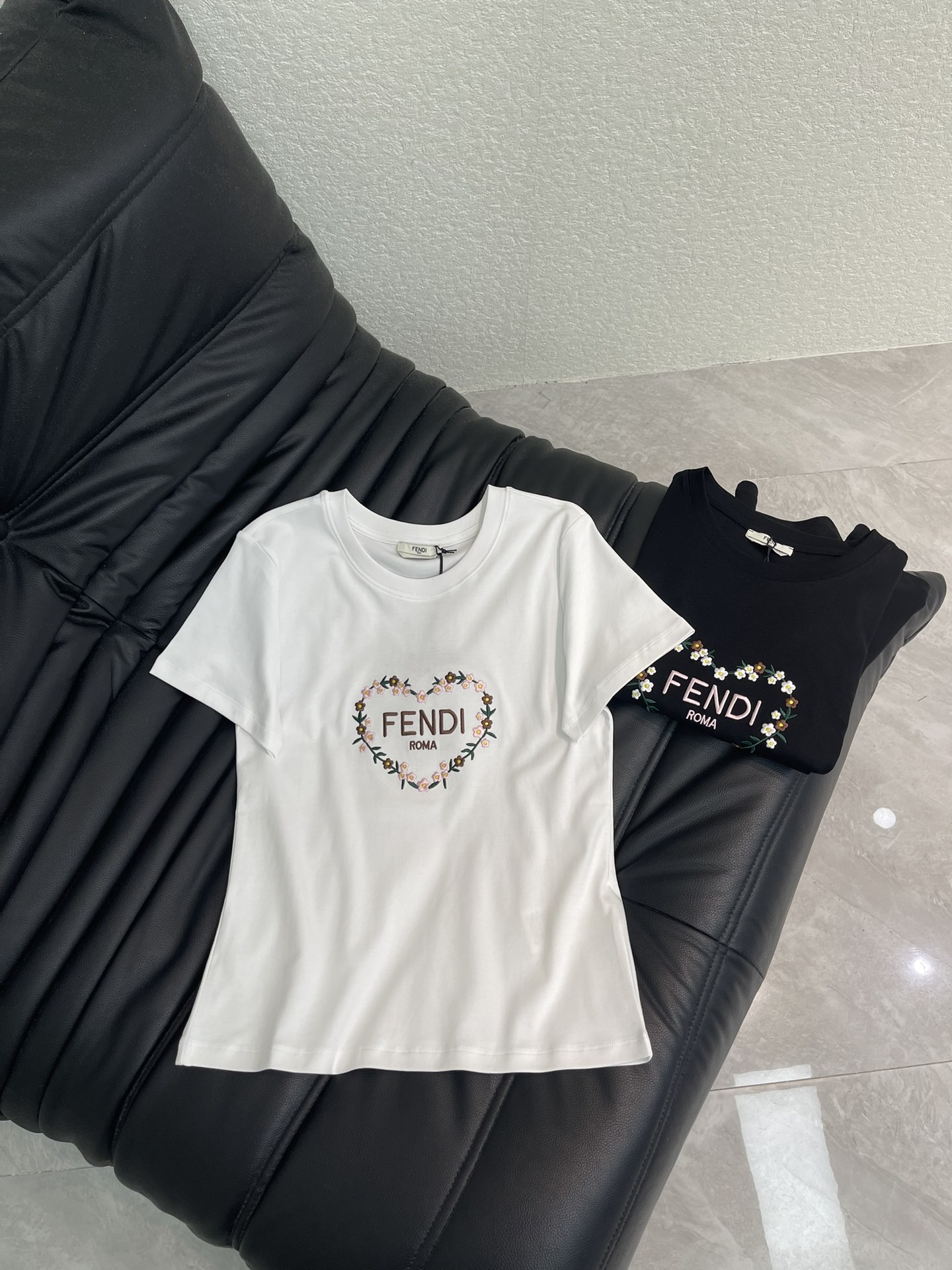 NO:751745,Fend*26 new spring and summer short-sleeved T-shirt with love flower letter embroidery, mercerized cotton fabric, high-density fashionable sports style, every daily wear, playful and age-reducing design elements full of vitality, high quality, size SML A,, fendi, T-shirt, tees, t-shirt,19860909Fend*26春夏新款爱心花朵字母刺绣短袖T恤 丝光棉面料 高密度时髦运动风 每个日常的穿搭 俏皮减龄充满元气的设计元素 高品质 尺码SML A,,fendi,T-shirt,tees，t-shirt,,Women's clothing