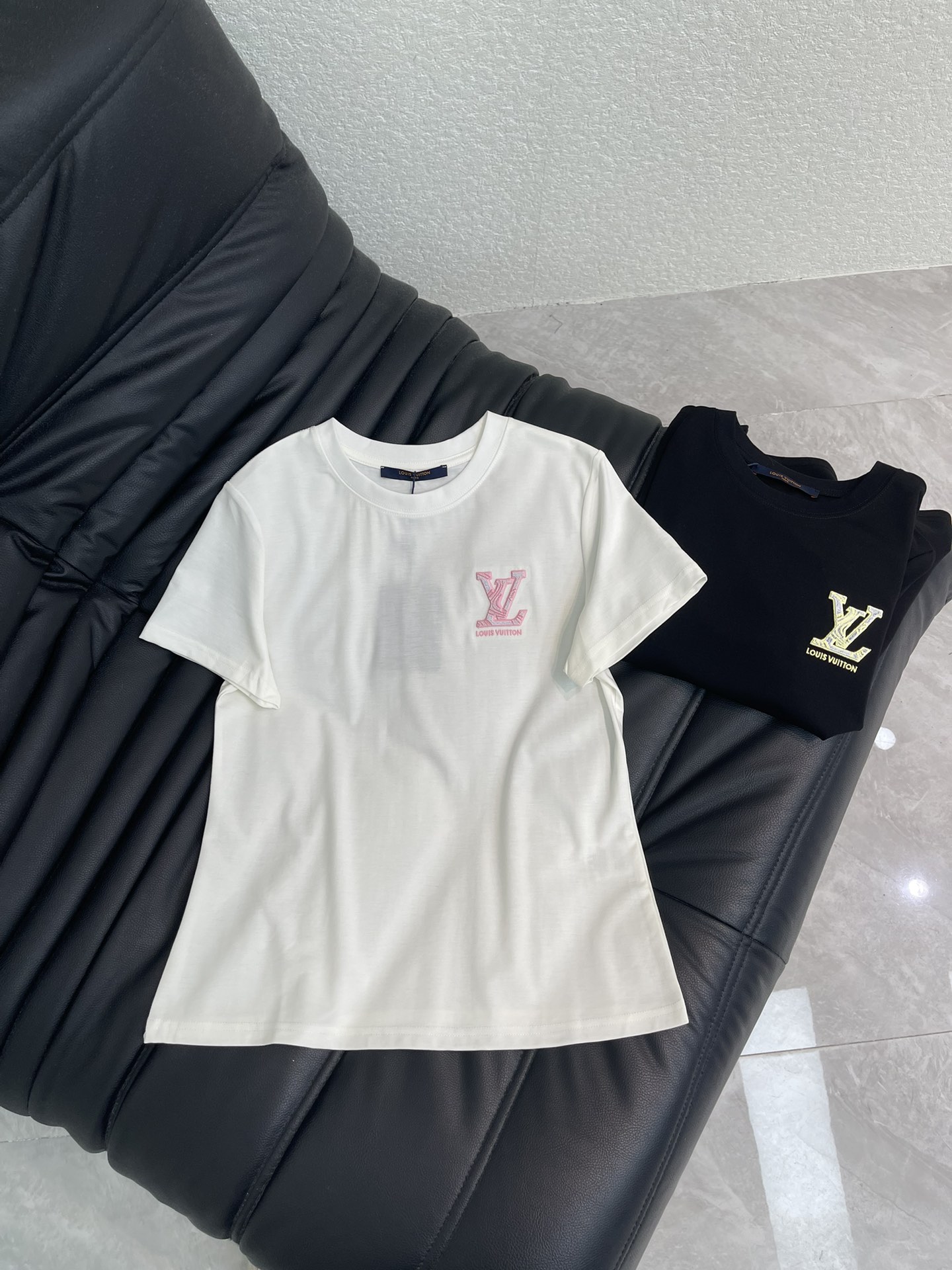 NO:751734,Louis Vuitto*26 new spring and summer toothbrush embroidered three-dimensional embroidered letter short-sleeved T-shirt. Made of mercerized cotton fabric, the texture is soft and delicate, simple and versatile, and has an age-reducing temperament!  The fit is slim and the effect is comfortable and beautiful!  Very suitable for summer wear.S-XXL A,,louis vuitton,T-shirt,tees,t-shirt,19860909Louis Vuitto*26春夏新款牙刷绣立体刺绣字母短袖T恤.采用丝光棉面料质感柔软细腻,简约百搭,减龄气质！版型修身上身效果舒适好看！非常适合夏日穿着.S-XXL A,,louis vuitton,T-shirt,tees，t-shirt,,Women's clothing