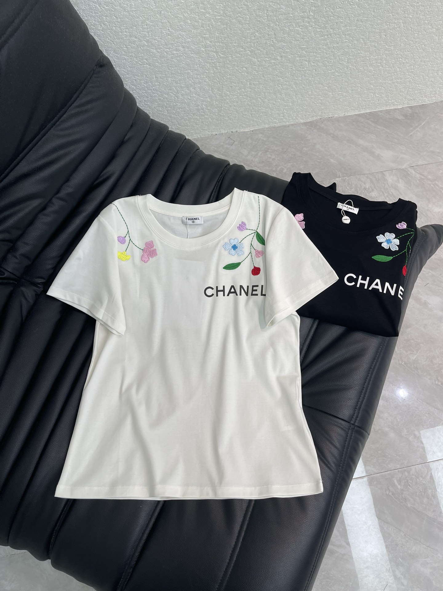 NO:751742,Chane**26 new spring and summer short-sleeved T-shirt with leaf and flower embroidery, mercerized cotton fabric, high-density fashionable sports style, every daily wear, playful and age-reducing design elements full of vitality, high quality, sizes SML, chanel, T-shirt, tees, t-shirt,19860909Chane**26春夏新款树叶花朵刺绣短袖T恤 丝光棉面料 高密度时髦运动风 每个日常的穿搭 俏皮减龄充满元气的设计元素 高品质 尺码SML,,chanel,T-shirt,tees，t-shirt,,Women's clothing