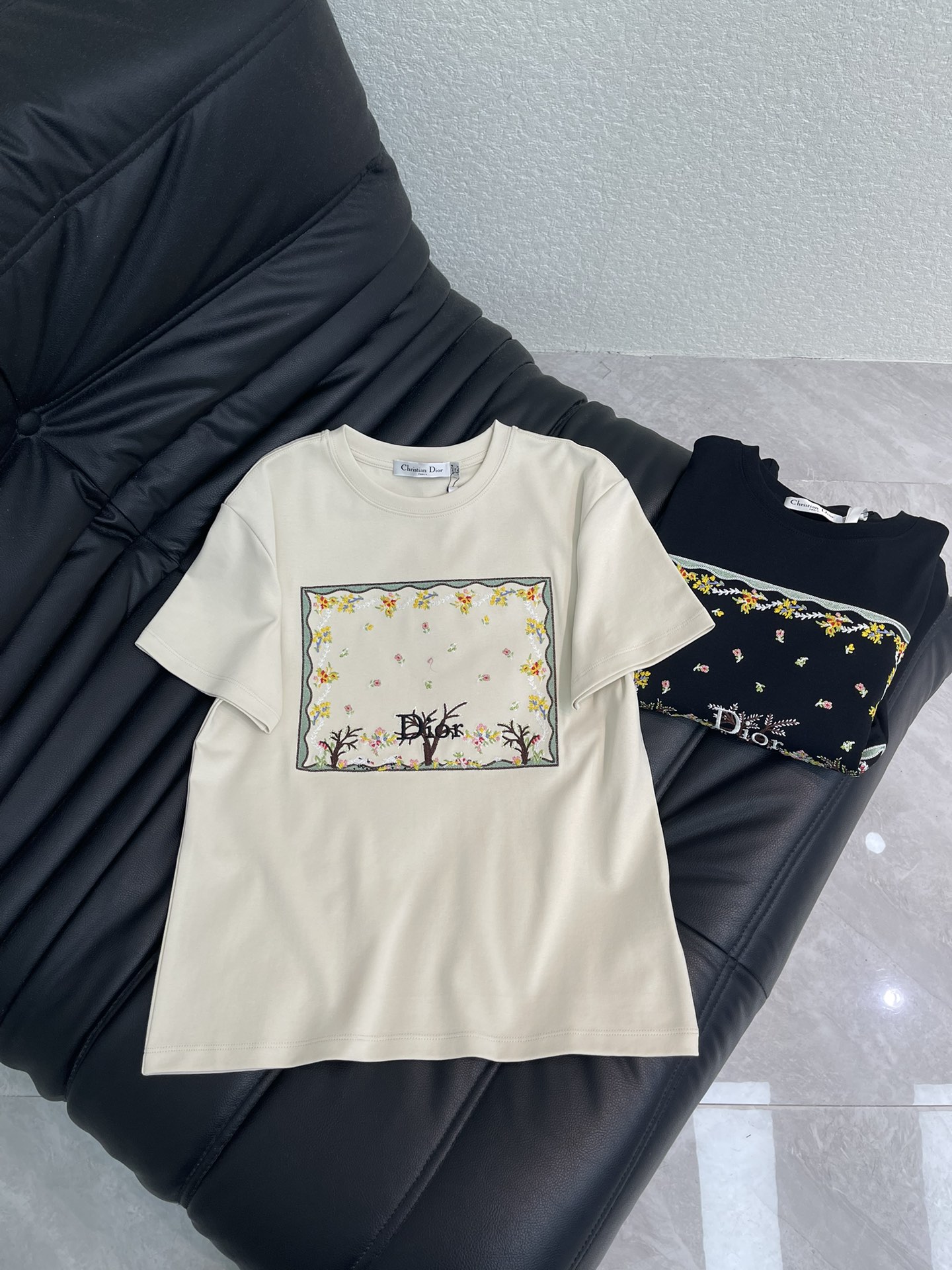 NO:751079,Dio*26 new spring and summer square embroidered floral branch short-sleeved T-shirt!  Customized imported high-thread-count pure cotton fabric, soft and comfortable, full of texture, floral embroidery on the front with brand logo, simple and recognizable, can be easily used for daily leisure. It goes well with jeans or skirts ~ fashionable and practical, easy to create a high-end look. SML A,, dior, skirts, jeans, T-shirt, tees, t-shirt,19860909Dio*26春夏新款方形刺绣花卉树枝短袖T恤！定制进口高支数纯棉面料 柔软舒适 质感十足 正面花卉刺绣搭配品牌标志 简约又有辨识度 日常休闲都能轻松驾驭 搭配牛仔裤或半裙都很出彩～时尚实用,轻松打造高级感穿搭.SML A,,dior,skirts,jeans,T-shirt,tees，t-shirt,,Women's clothing