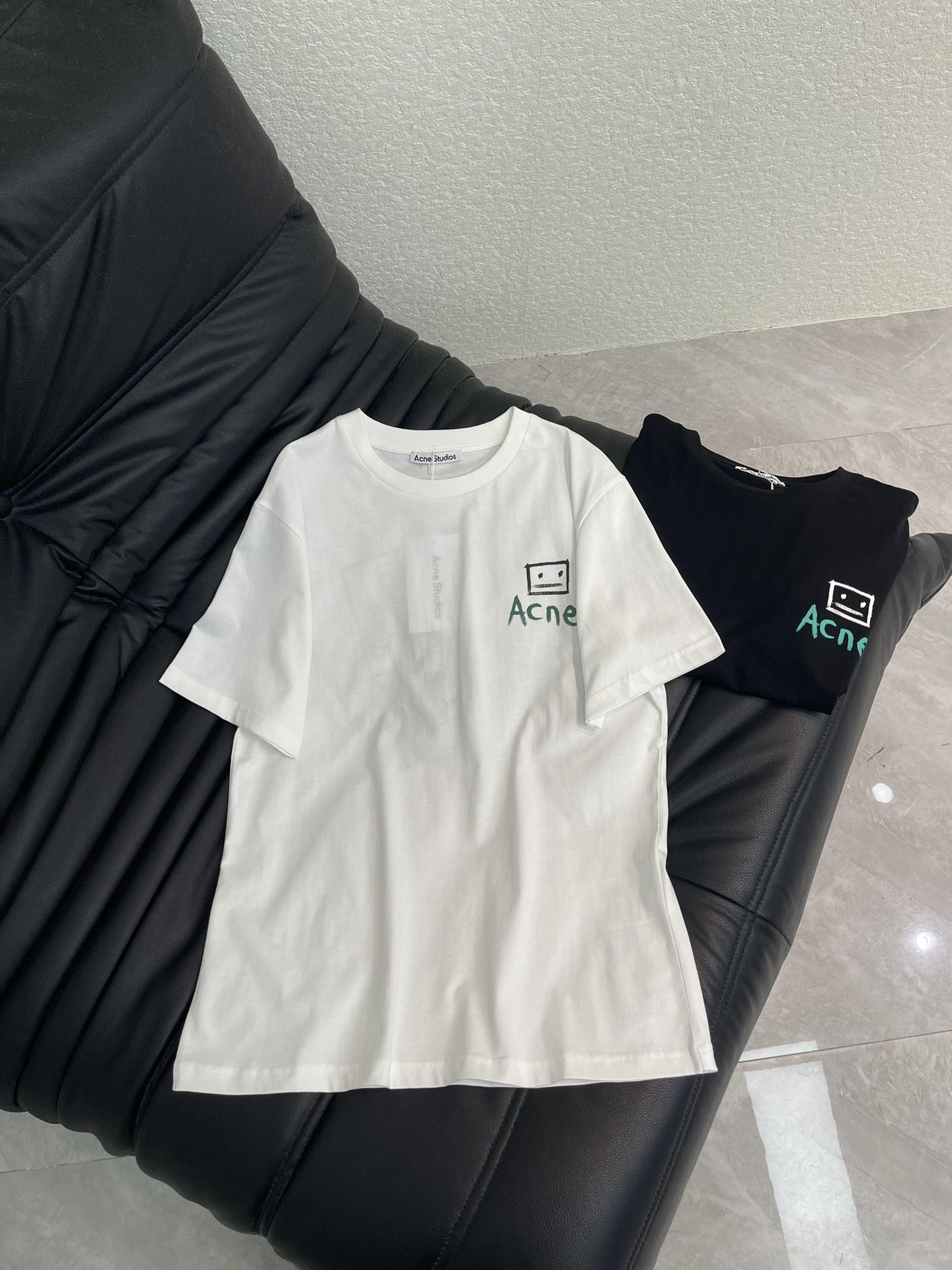 NO:751756,Acne*26 new spring and summer smiley face letter printed short-sleeved T-shirt, high-end fabric, skin-friendly, breathable and comfortable, iconic letter pattern, low-key luxury, age-reducing girlhood!  A must-have artifact for Bai Fumei!  The classic version is versatile and easy to wear. It is highly recommended to keep it for yourself!  The quality of workmanship depends on the details SML,,acne studios,T-shirt,tees,t-shirt,19860909Acne*26春夏新款笑脸字母印花短袖T恤 高订面料 亲肤透气舒适 标志性字母图案低调奢华 减龄少女时代！白富美必备神器！ 经典版型百搭不挑人 强烈推荐自留款！ 做工品质看细节 SML,,acne studios,T-shirt,tees，t-shirt,,Women's clothing