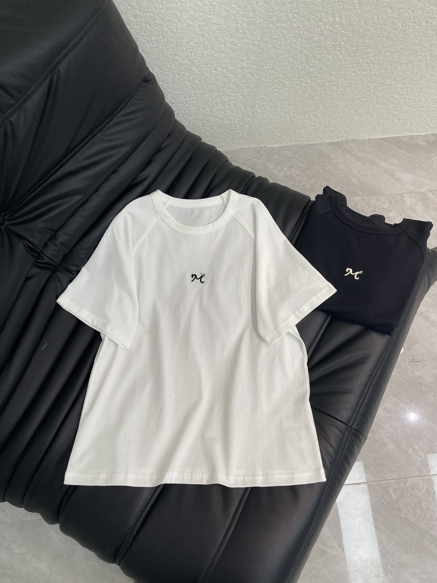 NO:751736,France 26 limited spring and summer new products!  Positioning pony embroidered pure cotton short-sleeved T-shirt!  Emphasis on craft positioning and three-dimensional embroidery craftsmanship are exquisite and advanced!  The exquisite feel of the imported high-definition pure cotton fabric is amazing!  The elegant round neck and loose fit upper body are casual, elegant and gentle!  Versatile and not picky!  Bai Fumei’s must-have fashionable and high-end items!  SML,,T-shirt,tees,t-shirt,19860909法国26限定春夏新品！定位小马刺绣纯棉短袖T恤！重工艺定位立体刺绣工艺精致高级！进口高定纯棉面料细腻的手感超赞！气质圆领宽松版型上身随性优雅又温柔！百搭不挑人！白富美必备时髦高级单品！SML,,T-shirt,tees，t-shirt,,Women's clothing