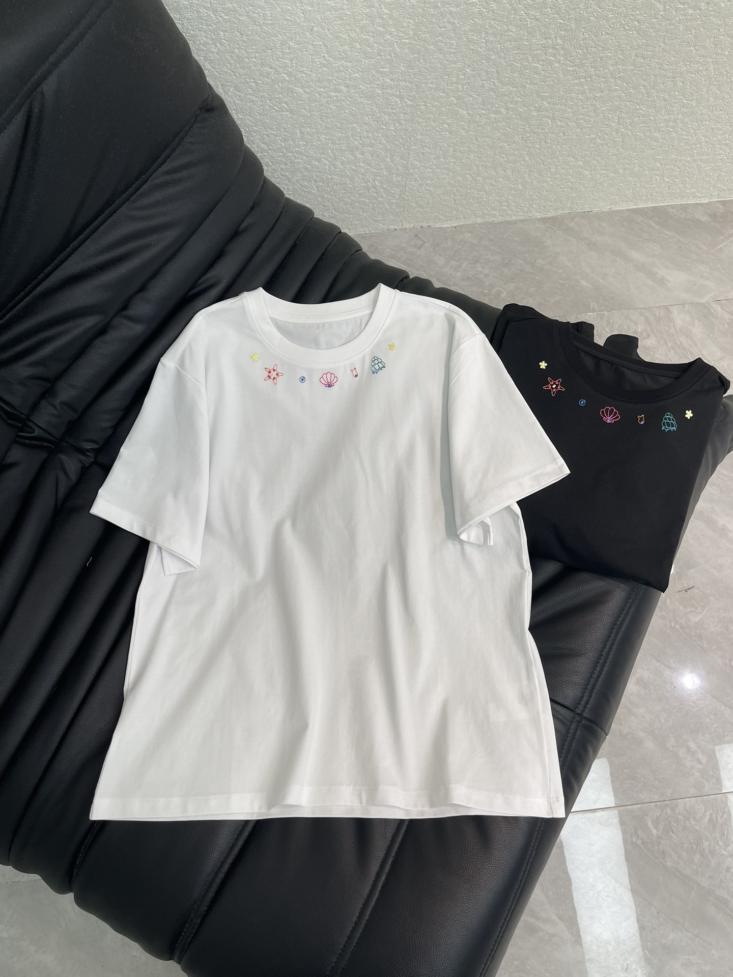 NO:751739,Studio francoss* French niche 26 limited spring and summer new products!  Positioned embroidered cotton short-sleeved T-shirt!  The colorful embroidery pattern on the neckline is super cute, like wearing the romance of the seaside on your body. The embroidery craftsmanship is exquisite and high-end with emphasis on craftsmanship!  The exquisite feel of imported pure cotton fabric is amazing!  The classic round-neck style upper body is casual, elegant and gentle!  Versatile and not picky!  Bai Fumei’s must-have fashionable and high-end items!  SML A,,dior,T-shirt,tees,t-shirt,19860909Studio francoss*法国小众26限定春夏新品！定位刺绣纯棉短袖T恤！领口的彩色刺绣图案超可爱,像把海边的浪漫穿在身上.重工艺定位刺绣工艺精致高级！进口纯棉面料细腻的手感超赞！气质圆领经典版型上身随性优雅又温柔！百搭不挑人！白富美必备时髦高级单品！SML A,,dior,T-shirt,tees，t-shirt,,Women's clothing