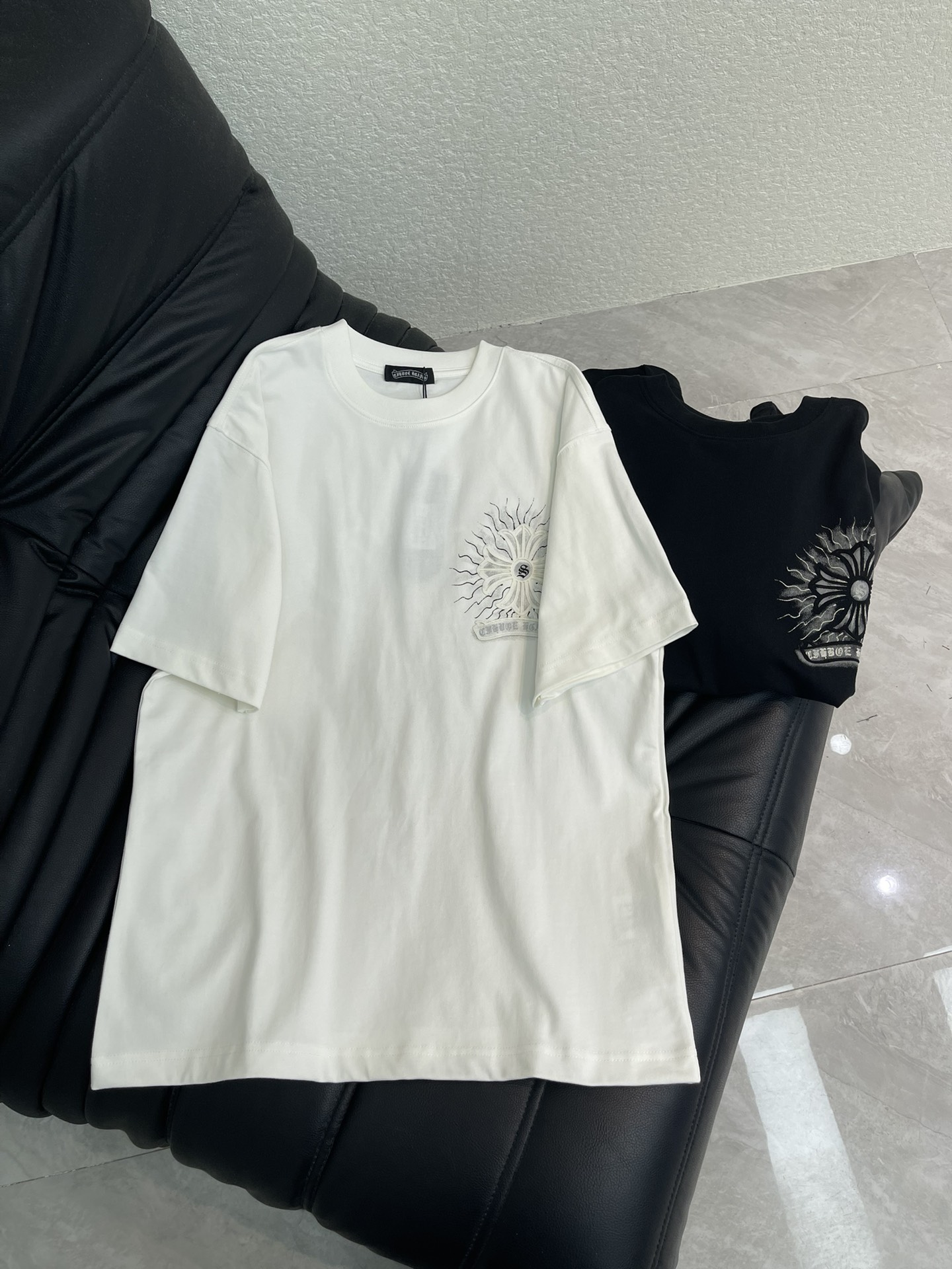 NO:751751,Chrome heart* Chrome heart 26 new cross-print short-sleeved T-shirt. Pure cotton washed fabric, printed patterns on the chest and back, showing the cool and handsome street trend!  The upper body turns into a killer from behind in one second!  Show off your spontaneity and exude a lively and youthful atmosphere!  Extreme wandering and free travel with concave shape. No one is more handsome than you!  It’s a very fashionable style that can be worn casually. It’s guaranteed to have a 100% chance of returning your attention when you go out on the street!  Same style for men and women!  S-XL,,chrome hearts,chrome hearts,T-shirt,tees,t-shirt,19860909Chrome heart*克罗心26新款十字印花短袖T恤.纯棉水洗面料,胸前和背后印花图案好尽显酷炫帅气的街头潮流！上身一秒变背影杀手！展现随性不羁的同时洋溢活泼青春的气息！极度的徜徉与自由出行凹造型 没人比你更帅气！随意搭配就很潮的一款,出街保证你回头率百分百哦！ 男女同款！S-XL,,chrome hearts,chrome hearts,T-shirt,tees，t-shirt,,Women's clothing