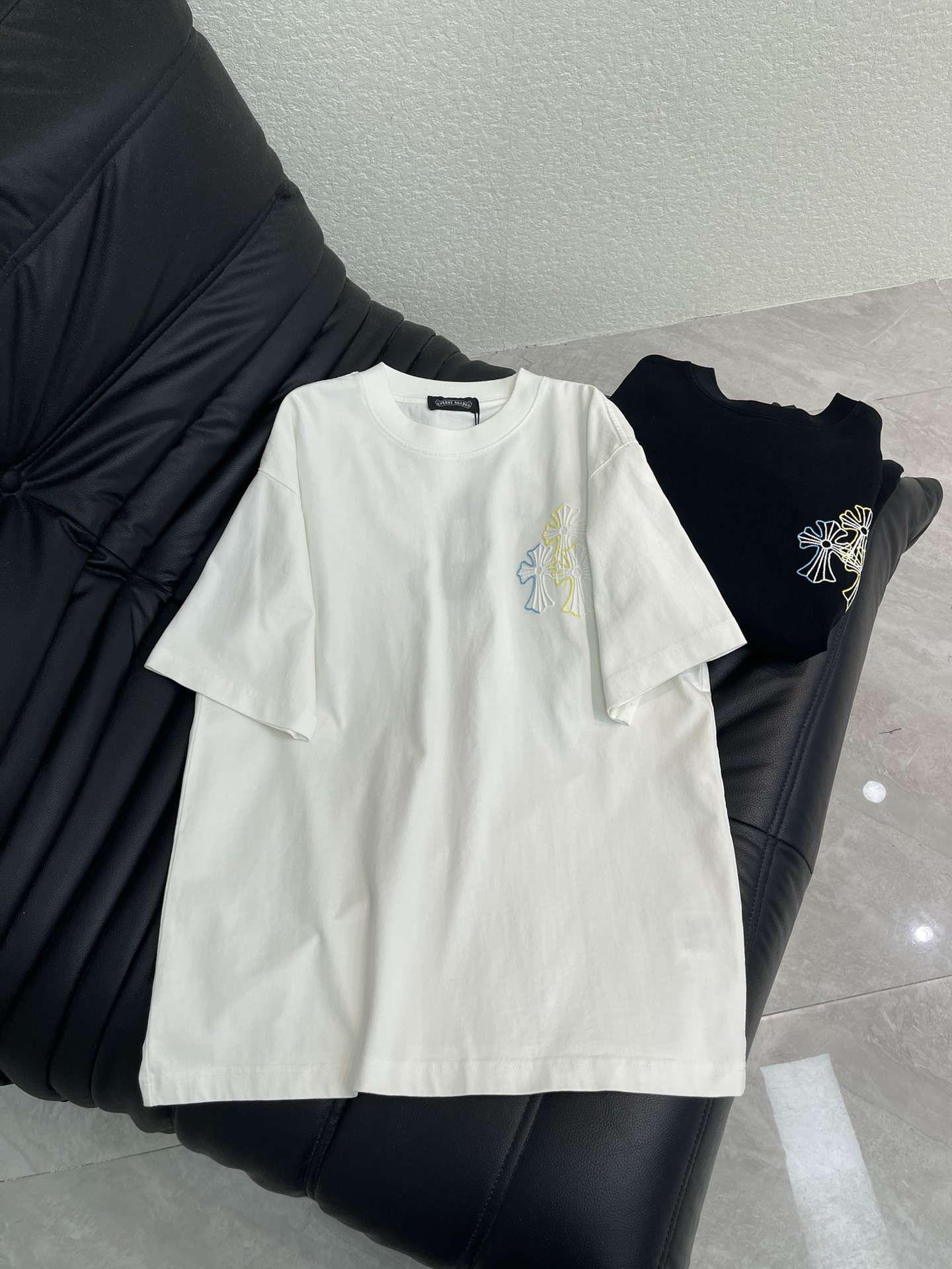 NO:751748,Chrome heart* Chrome heart 26 new color cross short-sleeved T-shirt. Pure cotton washed fabric, printed patterns on the chest and back, showing off the cool and handsome street trend!  The upper body turns into a killer from behind in one second!  Show off your spontaneity and exude a lively and youthful atmosphere!  Extreme wandering and free travel with concave shape. No one is more handsome than you!  It’s a very fashionable style that can be worn casually. It’s guaranteed to have a 100% chance of returning your attention when you go out on the street!  Same style for men and women!  S-XL,,chrome hearts,chrome hearts,T-shirt,tees,t-shirt,19860909Chrome heart*克罗心26新款彩色十字架短袖T恤.纯棉水洗面料,胸前和背后印花图案好尽显酷炫帅气的街头潮流！上身一秒变背影杀手！展现随性不羁的同时洋溢活泼青春的气息！极度的徜徉与自由出行凹造型 没人比你更帅气！随意搭配就很潮的一款,出街保证你回头率百分百哦！ 男女同款！S-XL,,chrome hearts,chrome hearts,T-shirt,tees，t-shirt,,Women's clothing