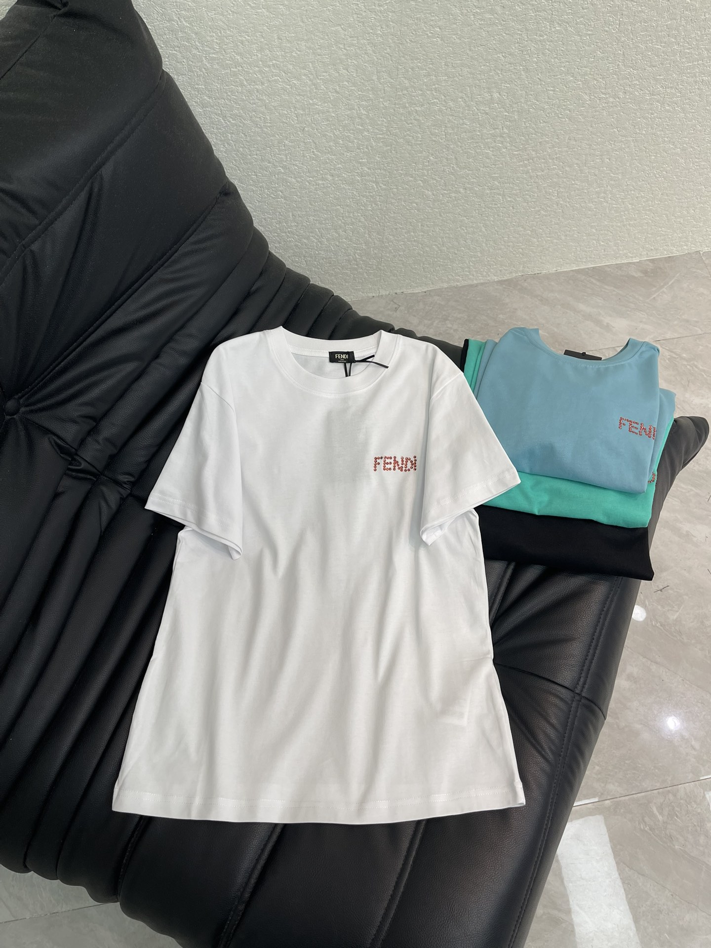 NO:751064,Fend*26 new spring and summer new heavy industry Middle Eastern diamond flash diamond short-sleeved T-shirt. Pure cotton fabric. High-density fashionable sports style. Every daily wear. Playful and age-reducing design elements full of vitality. High quality. Sizes SML, fendi, T-shirt, tees, t-shirt,19860909Fend*26春夏新款重工中东钻闪钻短袖T恤 纯棉面料 高密度时髦运动风 每个日常的穿搭 俏皮减龄充满元气的设计元素 高品质 尺码SML,,fendi,T-shirt,tees，t-shirt,,Women's clothing