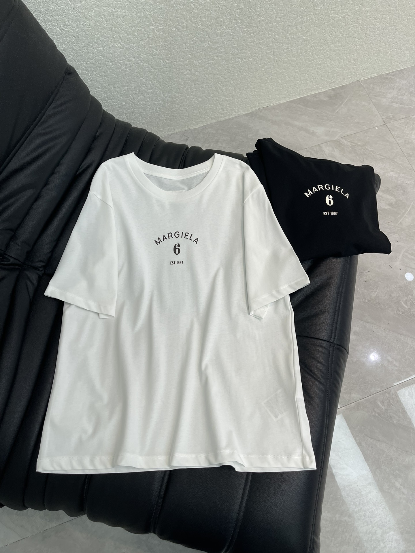 NO:753278,MM6*26 new spring and summer style short-sleeved T-shirt with letter printing. 'ARGENTA' + brand logo on the chest, simple and recognizable. Loose fit, strong tolerability. It is OK to match with casual pants or jeans. It can easily create a lazy or minimalist style. Two colors: SML, masion margiela, jeans, T-shirt, tees, t-shirt,19860909MM6*26春夏新款 字母印花短袖T恤 胸前”ARGENTA“字样+品牌标志,简约又有辨识度 宽松版型,包容性强,搭配休闲裤或牛仔裤都很OK,轻松打造慵懒风或极简风.两个色SML,,masion margiela,jeans,T-shirt,tees，t-shirt,,Women's clothing