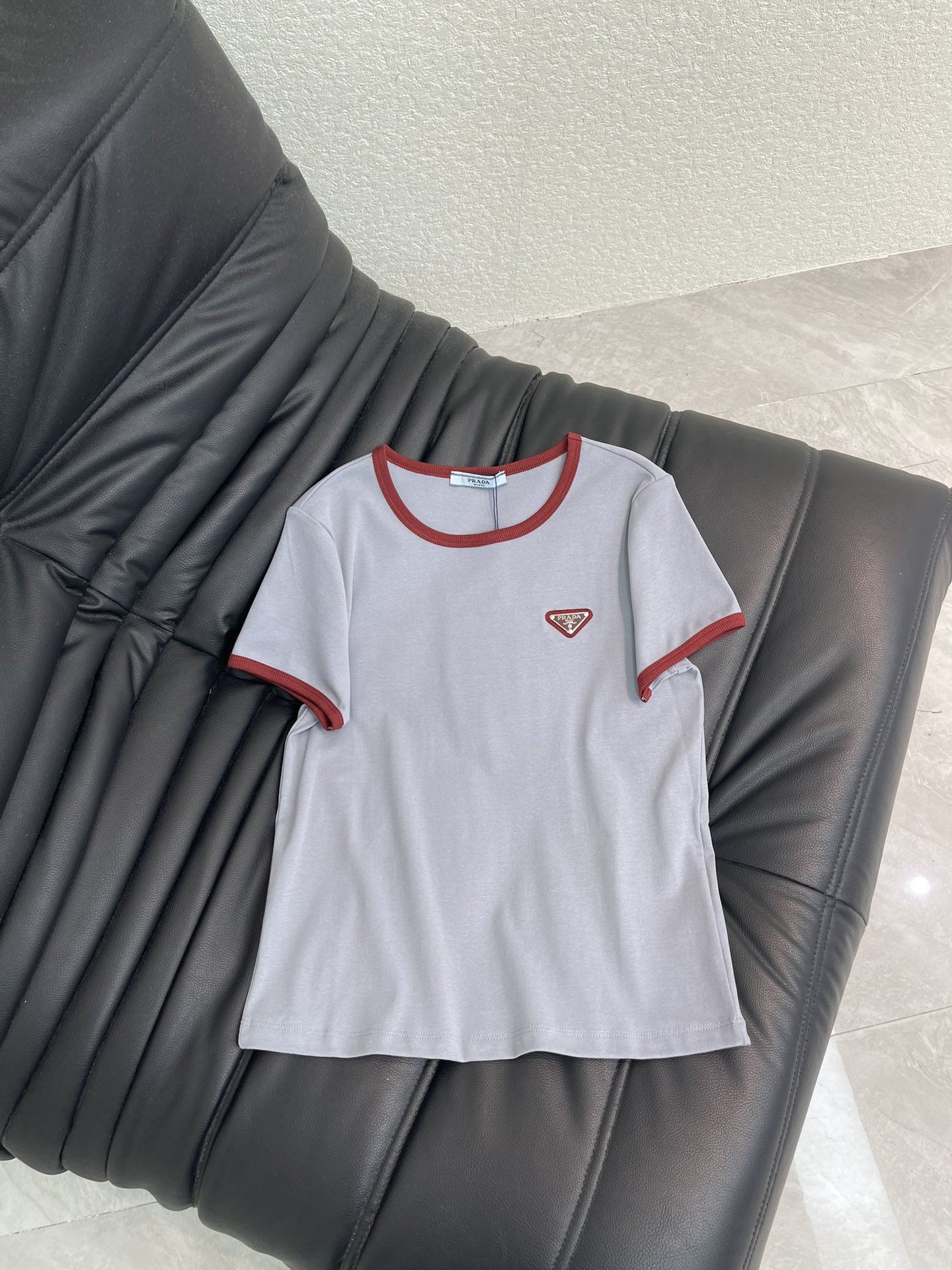 NO:751090,Prad*26 new spring and summer contrasting round neck short-sleeved T-shirt, light gray and blue main color + burgundy collar and cuffs, simple and layered. Triangular logo embroidery on the chest, perfect brand recognition. High-quality cotton material, soft and breathable, super comfortable to wear in spring and summer. Straight-shoulder tailoring, modified body shape, easy to control for daily commuting and leisure, goes well with jeans or casual pants, SML A,, prada, jeans, T-shirt, tees, t-shirt,19860909Prad*26春夏新品撞色圆领短袖T恤,浅灰蓝主色+酒红领口袖口,简约又有层次感.胸前三角徽标刺绣,品牌辨识度满分.高品质棉料,柔软透气,春夏穿超舒服.正肩剪裁,修饰身形,日常通勤,休闲都能轻松驾驭,搭配牛仔裤或休闲裤都很OK,SML A,,prada,jeans,T-shirt,tees，t-shirt,,Women's clothing