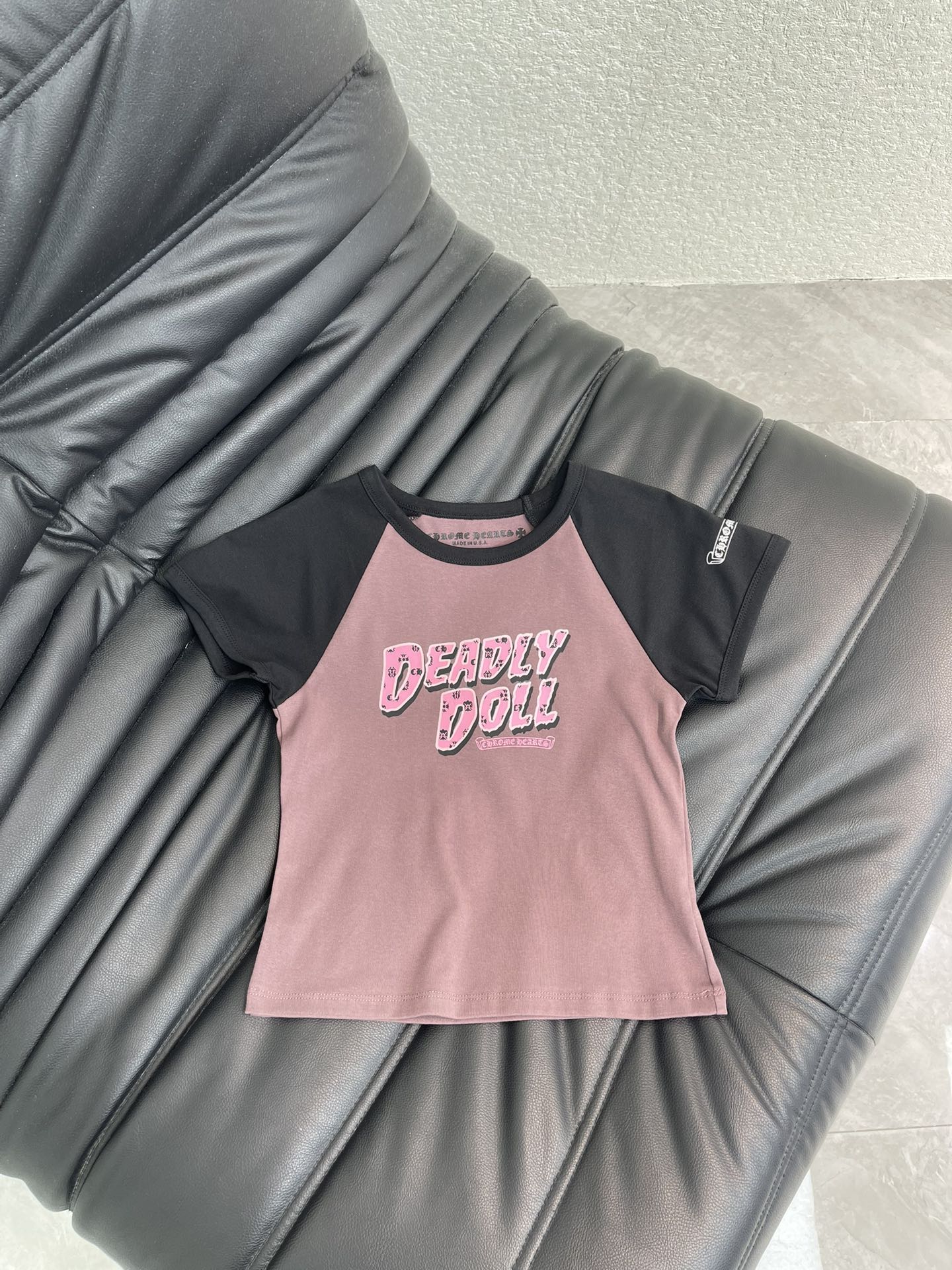 NO:752318,Deadly DollxChromeHeart* co-branded raglan short-sleeved T-shirt, the main color is dark purple + black sleeves, the contrasting color is super eye-catching, the front is pink 'Deadly Doll' letters + small pattern, the retro American style is perfect, pure cotton material, soft and breathable, super comfortable to wear in spring and summer, the raglan sleeve design modifies the shoulder line, the short version is paired with high-waisted pants/skirts, slim and fashionable! It can be easily controlled in daily casual and street style, it is a must-have item for trendy wear!  Size SML A,,chrome hearts,skirts,T-shirt,tees,t-shirt,19860909Deadly DollxChromeHeart*联名插肩短袖T恤,主色深紫+黑色袖子,撞色超吸睛,正面粉色'Deadly Doll'字母+小图案,复古美式风格满分,纯棉材质,柔软透气,春夏穿超舒服,插肩袖设计修饰肩部线条,短款小版型搭高腰裤/短裙,显瘦又时髦!日常休闲,街头风都能轻松驾驭,是潮流穿搭必备单品！ 码数SML A,,chrome hearts,skirts,T-shirt,tees，t-shirt,,Women's clothing