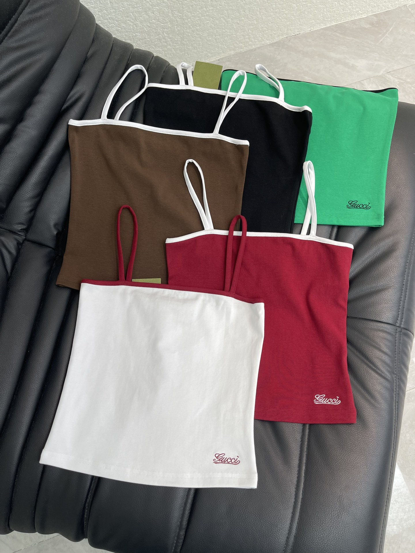 NO:752321,Gucc*26 new spring and summer style contrasting letter embroidered vest and small suspenders. Color matching strips and embroidered label logo are low-key and luxurious, a must-have for those who are white and rich!  Imported high-thread-count pure cotton fabric has unrivaled texture!  The age-reducing girl’s temperament is versatile, and the classic slim-fit H-shaped version is great for slimming down!  A fashionable must-have item. The quality of workmanship depends on the details!  S-XL A,,gucci,19860909Gucc*26春夏新款撞色字母刺绣背心小吊带.配色条边,刺绣标签logo低调奢华,白富美必入神器！进口高支数纯棉面料质感无敌！减龄少女气质百搭,经典修身H版型巨减瘦！时髦必备单品.做工品质看细节！S-XL A,,gucci,,Women's clothing