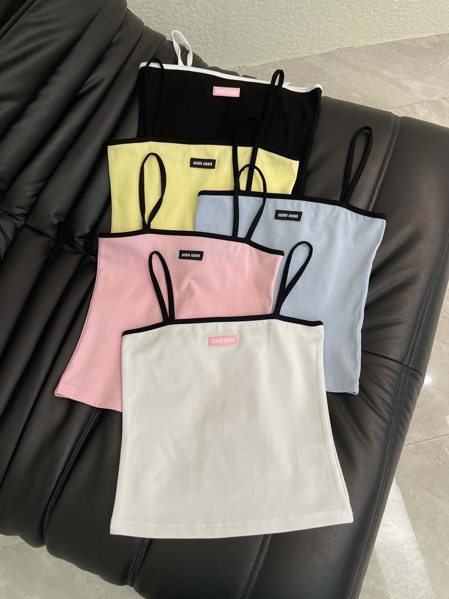 NO:752320,Miumi*26 new spring and summer style, contrasting color embroidered small label letter vest and small suspenders. Color matching strips, embroidered label logo, low-key and luxurious, a must-have for white, rich and beautiful women!  Imported high-thread-count pure cotton fabric has unrivaled texture!  The age-reducing girl’s temperament is versatile, and the classic slim-fit H-shaped version is great for slimming down!  A fashionable must-have item. The quality of workmanship depends on the details!  S-XL A,,miumiu,19860909Miumi*26春夏新款撞色刺绣小标签字母背心小吊带.配色条边,刺绣标签logo低调奢华,白富美必入神器！进口高支数纯棉面料质感无敌！减龄少女气质百搭,经典修身H版型巨减瘦！时髦必备单品.做工品质看细节！S-XL A,,miumiu,,Women's clothing