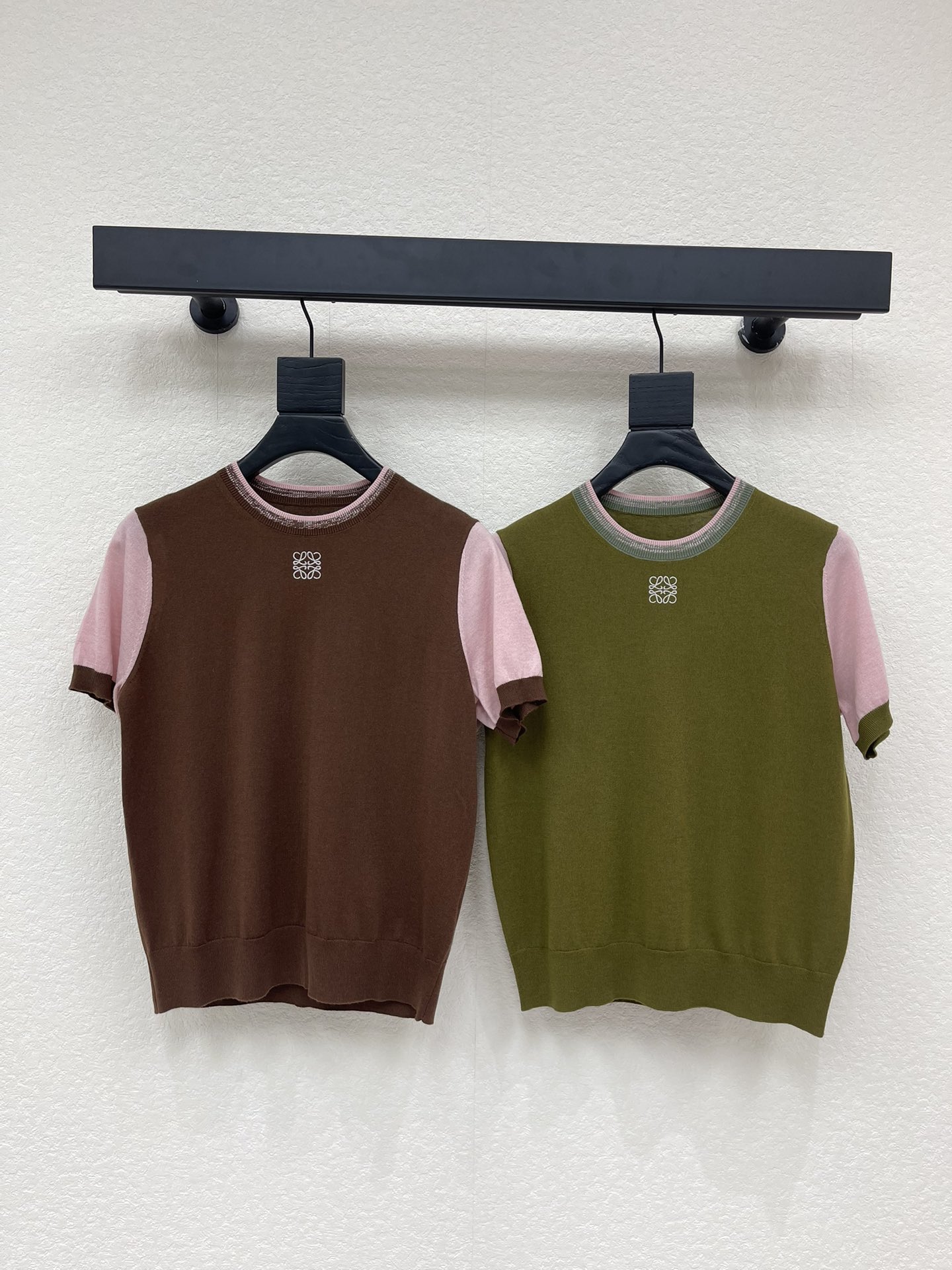 NO:752317,Loew*26 new spring and summer round neck knitted short sleeves!  Weaved with custom knitted yarn, the texture is delicate and comfortable to wear. The round neck knitted short sleeves, the collar and cuffs thread contrasting stitching design, the center embroidered totem logo, the soft and waxy fabric are skin-friendly and comfortable, and the version is not flattering on the body shape. It is a versatile wardrobe item!  SML,,loewe,T-shirt,19860909Loew*26春夏新款圆领针织短袖！定制针织纱线织造,质感细腻,穿搭舒适,圆领针织短袖,领口袖口螺纹撞色拼接设计,居中刺绣图腾徽标,软糯面料亲肤舒适,版型不挑身形,妥妥的衣橱百搭款！SML,,loewe,T-shirt,,Women's clothing