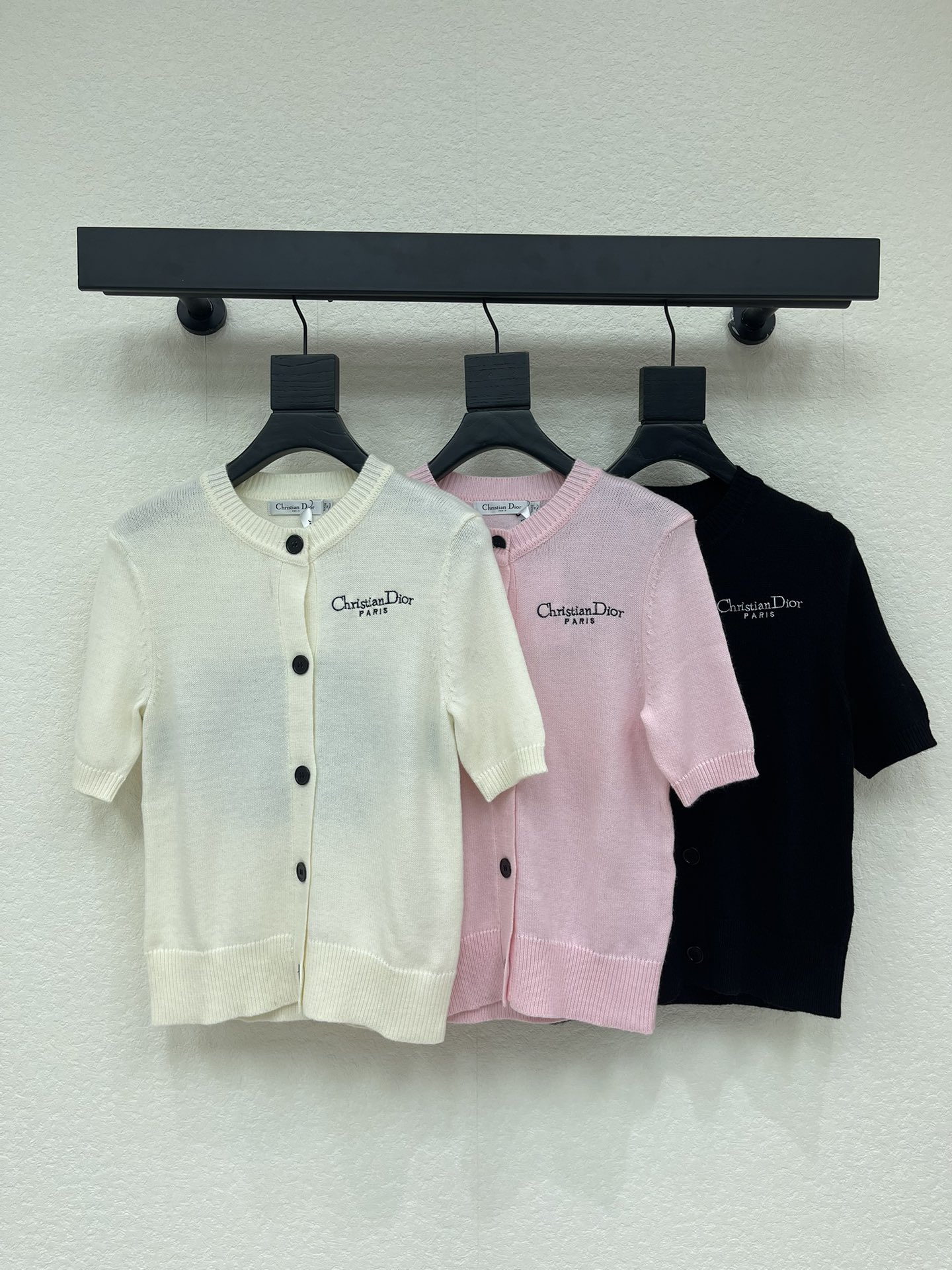 NO:751758,Dio*26 new early spring five-pointed star round neck short-sleeved knitted cardigan!  Customized wool yarn weaving, dense coarse knitting, round neck short-sleeved cardigan cut, classic brand logo decoration on the chest, simple and design, adding a sense of high-end fashion to the outfit, regular fit, tolerant of body shape, fashionable style!  SML,,dior,T-shirt,19860909Dio*26早春新款五角星圆领短袖针织开衫！定制羊毛纱线织造 密度粗针织造 圆领短袖开衫剪裁 胸前点缀经典品牌徽标装饰 简约有设计感 给穿搭增添高级时尚感 常规版型 包容身材 穿搭风格时髦！SML,,dior,T-shirt,,Women's clothing