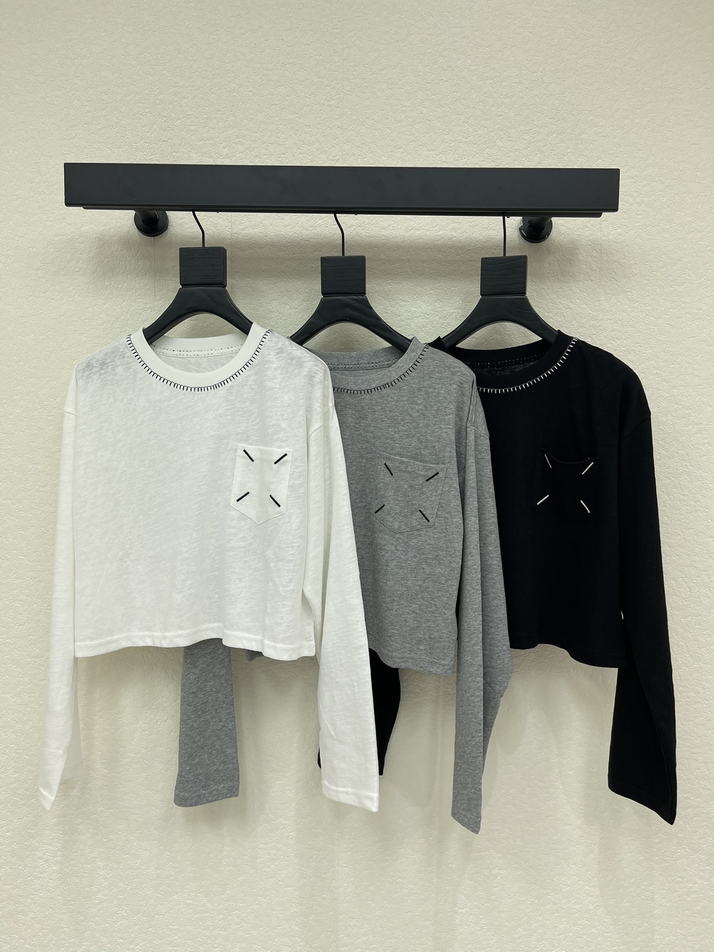 NO:753279,MM6*26 new simple line long-sleeved top T. Classic solid color. The customized version shows a sense of high-end casualness. A visual feast. A must-have versatile item for all seasons. Customized fabrics, great texture, full of lazy style. A must-have item for goddesses!  The version is versatile and not picky, the lines are elongated and the proportions are so beautiful that you don’t want to miss it!  The quality of workmanship depends on the details SML, masion margiela,19860909MM6*26新款简约线条长袖上衣T 经典纯色色系 定制版型尽显高级随意感 视觉盛宴 四季必入的百搭单品 订制面料,质感巨好,慵懒范儿十足 女神必入神器！ 版型百搭不挑人 拉长线条比例 上身美的不要不要的！ 做工品质看细节 SML,,masion margiela,,Women's clothing