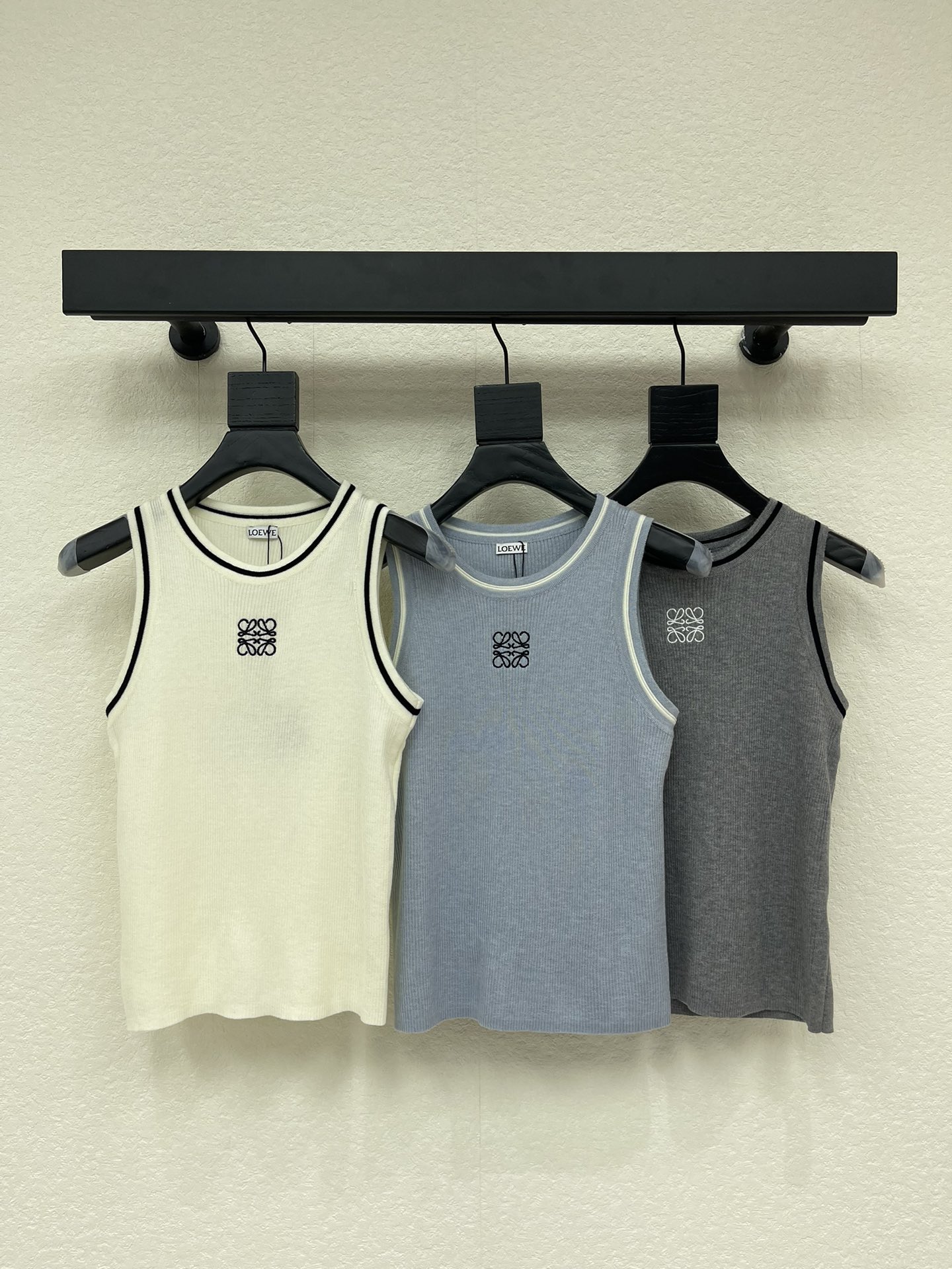 NO:751733,Loew*26 new spring and summer knitted round neck vest!  Customized imported material, comfortable texture, breathable and stretchy, round neck vest cut, embroidered totem logo on the chest, highlighting the high-end look. The whole body vertical pit strip texture is equipped with contrasting threaded edges. It is thin and slim, showing a relaxed tonality, highlighting the light luxury and fashionable temperament. It can be worn alone or layered. It is the first choice for fashionable wear in all seasons!  SML A,,loewe,19860909Loew*26春夏新款针织圆领背心！定制进口材质 质感舒适 透气弹力 圆领背心剪裁 胸前刺绣图腾徽标 凸显穿搭高级感 通体竖坑条纹理配有撞色螺纹包边 轻薄修身更显瘦 尽显松弛调性 凸显轻奢时髦气质 单穿叠穿均可 四季时尚穿搭首选！SML A,,loewe,,Women's clothing