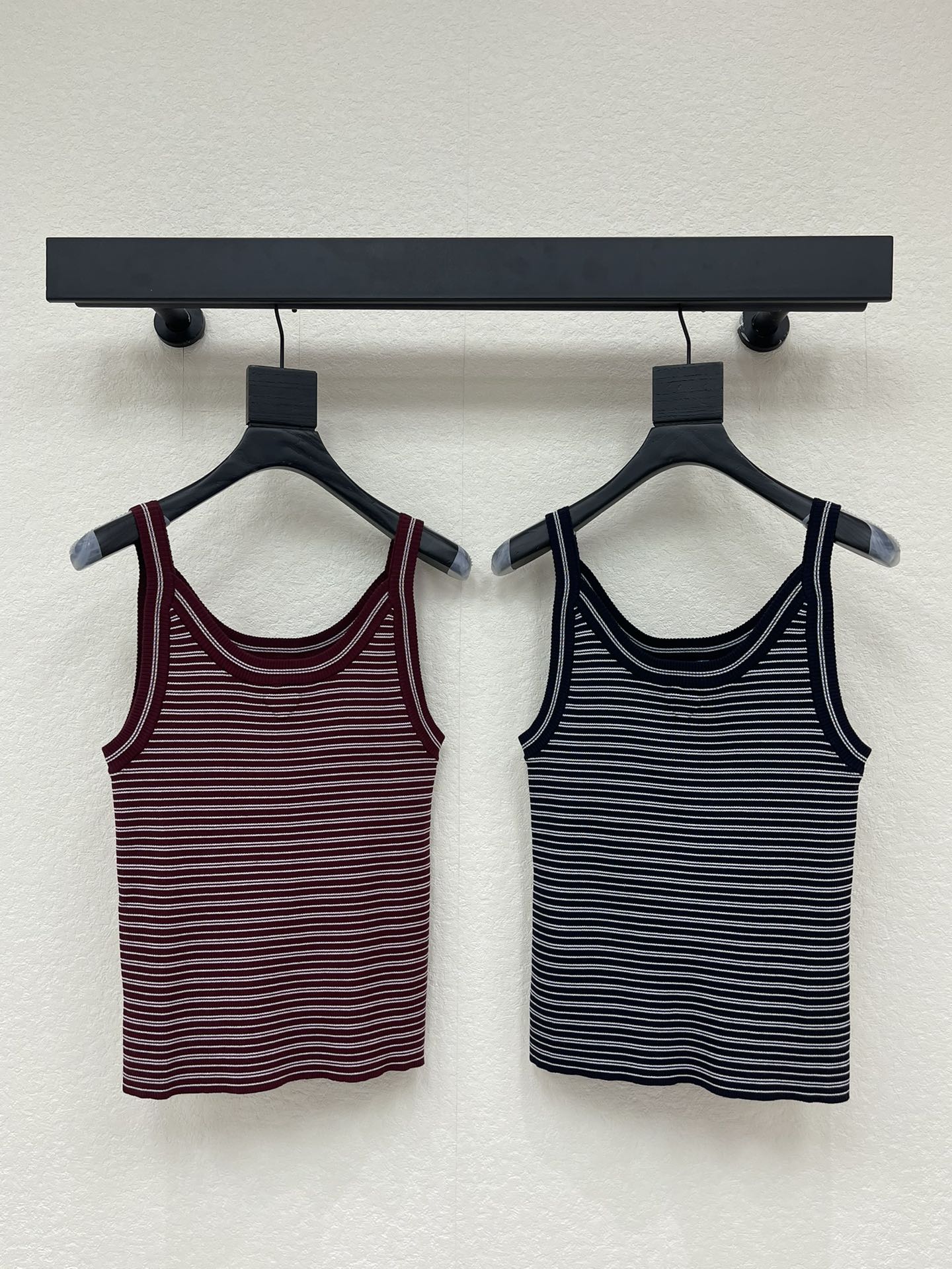 NO:752309,Prad*26 new spring and summer new triangle patch embroidered striped knitted camisole. Contrasting stripe design, spaghetti straps + round neck, full of simple retro style, knitted fabric with good elasticity, close-fitting and comfortable, very suitable for spring and summer. Slim cut, can be worn alone or as an inner layer. Paired with high-waisted pants/skirts, you can easily get American hottie or Korean casual style. Some styles come with chest pads, which can be easily used in daily commuting and leisure scenes!  Code numberSML,,prada,skirts,19860909Prad*26春夏新款三角贴布绣条纹针织吊带背心.撞色条纹设计,细肩带+圆领,简约复古风满满,针织面料弹性好,贴身舒适,春夏穿超合适,修身剪裁,单穿or内搭都OK,搭配高腰裤/半裙,轻松get美式辣妹or韩系休闲风,部分款式自带胸垫,日常通勤、休闲场景都能轻松驾驭！码数SML,,prada,skirts,,Women's clothing