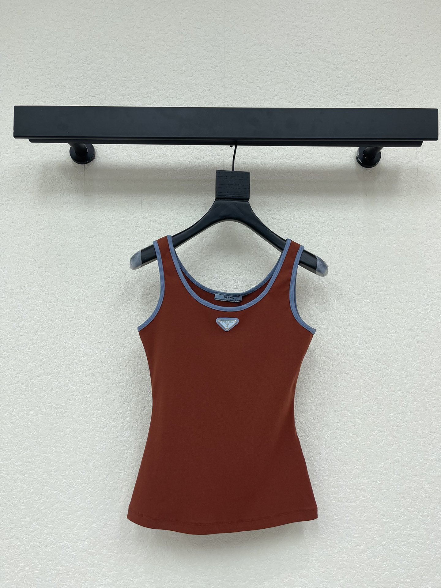 NO:752307,PRAD*26 new spring and summer caramel color contrasting edge vest is a must-have for hot girls. High-elastic ribbed cotton fabric, slim and not tight. Caramel and haze blue contrasting edges, high-end color. U-neck design, elongating the neck line, can be worn inside or outside. The caramel color is white to glowing, and the slim fit outlines graceful curves. It is perfectly fashionable to wear with a suit or alone!  SML,,prada,business suit,19860909PRAD*26春夏新款焦糖色撞色边背心 辣妹必备.高弹罗纹棉面料,修身显瘦不紧绷.焦糖色与雾霾蓝撞色包边,色彩高级.U领设计,拉长颈部线条,内搭外穿皆可.焦糖色显白到发光,修身版型勾勒曼妙曲线,外搭西装或单穿,都是妥妥的时髦精！ SML,,prada,business suit,,Women's clothing