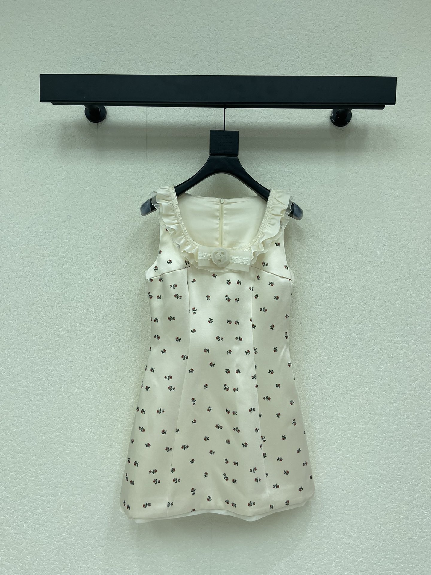 NO:752300,Design 26 new spring and summer sweet and gentle style floral suspender dress. The background color is milky white. The fabric has a delicate luster. It looks soft and textured. It has a good drape. The suspender design exposes the shoulder and neck lines. The neckline is decorated with exquisite white three-dimensional flowers. It is paired with lace and adds a sense of romance and sophistication. The overall style is fresh and girly, very suitable for dates or daily outings. SML A,,skirts,19860909设计26春夏新品甜美温柔风碎花吊带连衣裙 底色为奶白色 面料带有细腻的光泽感 看起来柔软又有质感 垂坠感很好 吊带设计露出肩颈线条 领口处有精致的白色立体花朵装饰 搭配蕾丝花边 增添了浪漫与精致感 整体风格清新又少女非常适合约会或日常出街SML A,,skirts,,Women's clothing