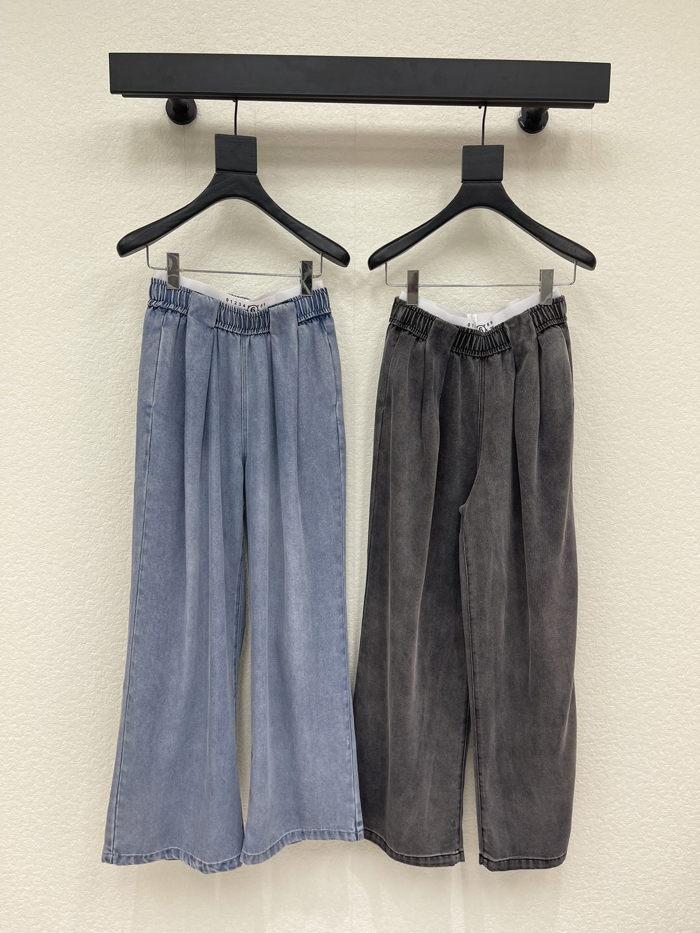 NO:751750,MM6*26 new double waisted washed casual jeans. Customized high-quality fabric with great texture!  Multiple washing techniques, contrasting colors to show a sense of high-end, a visual feast, a must-have versatile item for all seasons, a goddess artifact!  The age-reducing girl’s style is elegant yet sweet!  It’s versatile and doesn’t pick anyone, so don’t miss it if you have a beautiful upper body!  The quality of workmanship depends on the details SML A,,masion margiela,jeans,19860909MM6*26新品双腰头洗水休闲牛仔裤 订制高品质面料质感超赞！ 多次洗水工艺 撞色尽显高级感 视觉盛宴 四季必入的百搭单品 女神神器！ 减龄少女风气质优雅不失甜美！ 百搭不挑人上身美的不要不要的！ 做工品质看细节 SML A,,masion margiela,jeans,,Women's clothing