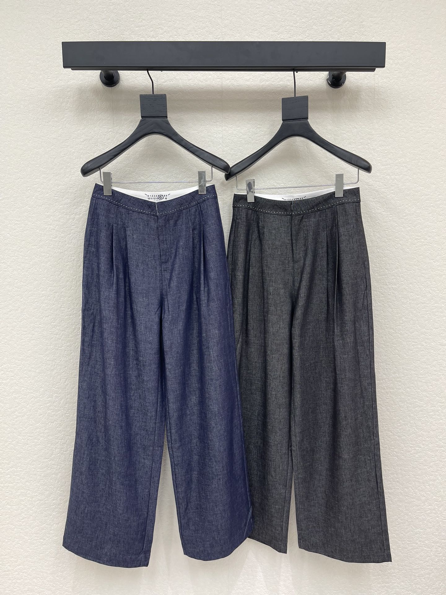 NO:751752,MM6*26 new contrasting color dotted line casual trousers, custom-made Tencel fabric, daily wear, high-end tone, A and sassy!  Three-dimensional tailoring, classic version, the design has a sense of luxury, you can mix it with sweet or salty, it looks great, it is highly recommended to keep it for yourself!  The details of the custom-made pattern are all in place. The quality of workmanship depends on the details. The upper body looks great. SML, masion margiela,19860909MM6*26新款撞色虚线休闲裤西裤 定制天丝面料,日常穿搭 高级的调调又A又飒！ 立体剪裁 经典的版型,设计自带高级感, 可甜可盐随意搭配超好看, 强烈推荐自留款！ 定制版型工艺细节全面到位, 做工品质看细节 上身巨好看 SML,,masion margiela,,Women's clothing