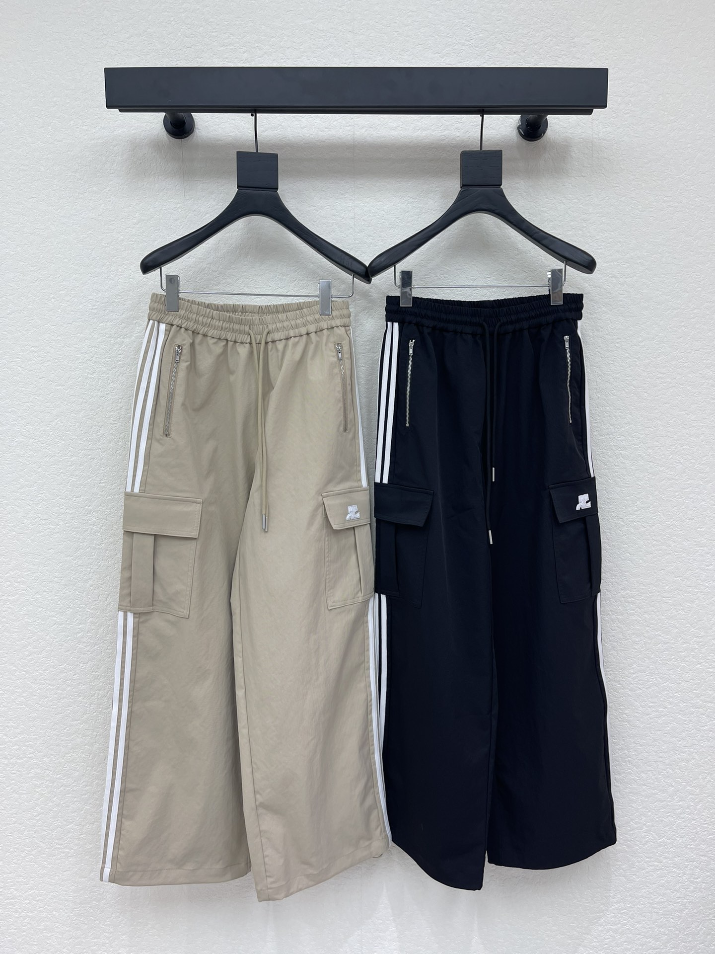 NO:751755,Courreg*26 new double-pocket work-style casual pants. Classic double-pocket work pants. Versatile and high-end colors. The drawstring elastic waistband gives a high-end casual feel. A visual feast. A must-have versatile item for all seasons. Customized fabrics with great texture. Full of lazy style. A must-have item for goddesses!  The version is versatile and not picky, the lines are elongated and the proportions are so beautiful that you don’t want to miss it!  The quality of workmanship depends on the details SML AA,,19860909Courreg*26新款双口袋工装式休闲裤 经典双口袋工装裤 颜色百搭高级 抽绳松紧腰带尽显高级随意感 视觉盛宴 四季必入的百搭单品 订制面料,质感巨好 慵懒范儿十足 女神必入神器！ 版型百搭不挑人 拉长线条比例 上身美的不要不要的！ 做工品质看细节 SML AA,,,Women's clothing