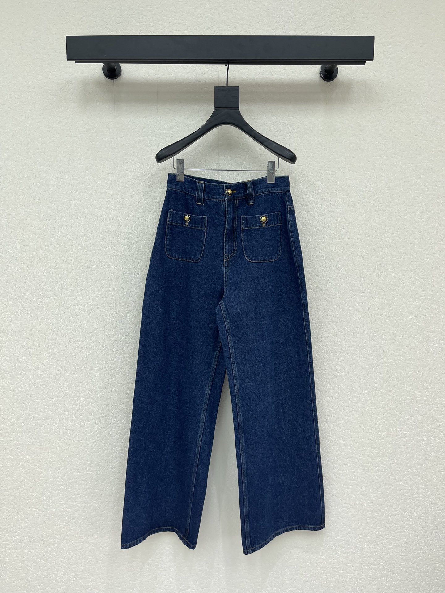 NO:751747,Designer*26 new double-pocket jeans. Imported washed fabrics, wide texture, low-key luxury, high waist + wide leg design, quietly hiding the small flesh, visually elongating the proportions, even a small person can wear long legs. The golden button on the front pocket is the finishing touch, retro and exquisite, easy to control for daily commuting, dating and shopping. Paired with a striped sweater = Korean style gentleness, paired with a white T = minimalist and high-end, a pair of pants can be worn in N kinds of styles!  SML A,,jeans,19860909设计师*26新款双口袋牛仔裤.进口洗水面料,质感挺阔,低调奢华,高腰+阔腿设计,悄悄藏起小肉肉,视觉上拉长比例,小个子也能穿出大长腿.前袋金色纽扣是点睛之笔,复古又精致,日常通勤、约会逛街都能轻松驾驭.搭配条纹针织衫=韩系温柔感,搭配白T=极简高级感,一条裤子穿出N种风格！SML A,,jeans,,Women's clothing