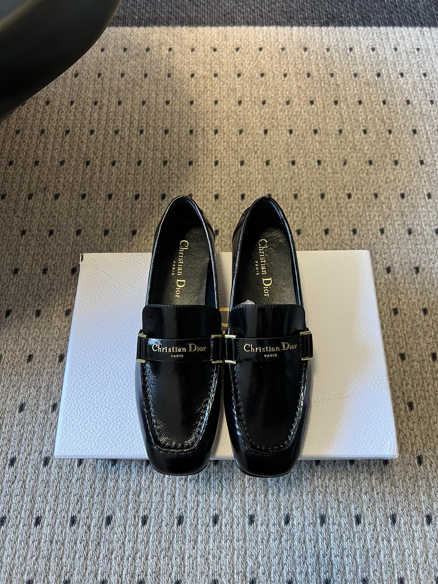 NO:747491,Purchasing-grade Dior 26ss early spring new retro fashion square-toe loafers. The square toe outlines a neat posture, and the metal ribbon is the finishing touch. The coolness of the shiny leather and the warmth of the matte leather are used to interpret the effortless luxury in the square inches. The black is calm and the white is pure. Every step is a balance between classic and fashion.  The toe design modifies the foot shape, making it visually more slender. The metal ribbon is quietly noble. The glossy model has its own luster, and the matte model is gentle and durable. You can put it on when you go out. Pair it with a suit for a smart workplace, and with a pleated skirt it is a retro college style. Upper cowhide, lining sheepskin, outsole Italian leather outsole size 35-41 (customized sizes 40 and 41 are non-refundable) Heel height 1cm, loafers, dior, loafers, skirts, business  suit,cowhide,sheepskin,leather soles19860909代购级 Dior 26ss早春新款复古时尚方头乐福鞋 方头勾勒利落姿态,金属饰带是点睛之笔,亮面皮革的冷艳,哑光皮质的温润,在方寸之间,演绎不费力的奢华感,黑的沉稳,白的纯净,每一步,都踩在经典与时尚的平衡点. 头设计修饰脚型,视觉上更显修长,金属饰带悄悄显贵,亮面款自带光泽,哑光款温柔耐看,套上就能出门,搭配西装是干练职场人,搭配百褶裙是复古学院风. 鞋面牛皮 内里羊皮 大底意大利真皮大底 size35-41码（40、41码定制不退换） 跟高1cm,乐福鞋,dior,loafers,skirts,business suit,cowhide,sheepskin,Leather soles,Women's Shoes