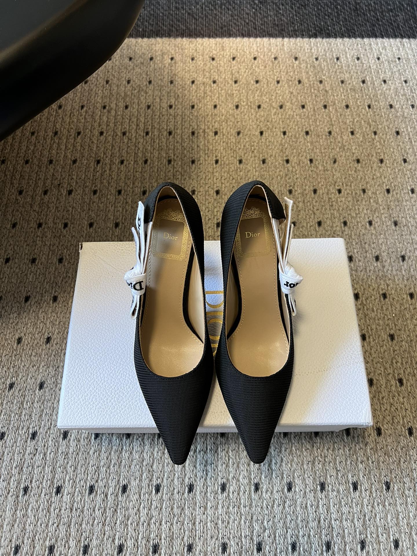 NO:747469,Purchasing agent Dior 26ss early spring new style elegant pointed toe 7cm high heels. The delicate texture of the striped fabric, the smart posture of the pointed stiletto heels, and the webbing bow on the heel are the finishing touch. They are engraved with Dior's elegant genes. The black is cool and the pink is gentle. In the square inch, it interprets the sweet and cool sense of luxury. Every step is full of girlish romance and edge.  The striped fabric comes with a retro filter, the pointed toe design modifies the foot shape, the heel bow webbing is quietly noble, and the stiletto height combines elegance and aura. Cotton upper, sheepskin lining, Italian genuine leather outsole, sizes 35-41 (customized sizes 40 and 41 are non-refundable), flat heels 1.0cm, medium heels 6.5cm, high heels 10cm, high-heeled shoes, dior, high heels, sheepskin, Leather soles19860909代购级 Dior 26ss早春新款气质优雅风尖头7cm高跟鞋 条纹织物的细腻肌理,尖头细跟的灵动姿态,后跟织带蝴蝶结是点睛之笔,刻着Dior的优雅基因,黑的酷飒,粉的温婉,在方寸之间,演绎甜酷交织的高级感,每一步,都写满少女的浪漫与锋芒. 条纹织物自带复古滤镜,尖头设计修饰脚型,后跟蝴蝶结织带悄悄显贵,细跟高度兼顾优雅与气场. 鞋面棉布 内里羊皮 大底意大利真皮大底 size35-41码（40、41码定制不退换） 跟高平底1.0cm、中跟6.5cm、高跟10cm,高跟鞋单鞋,dior,high heels,sheepskin,Leather soles,Women's Shoes