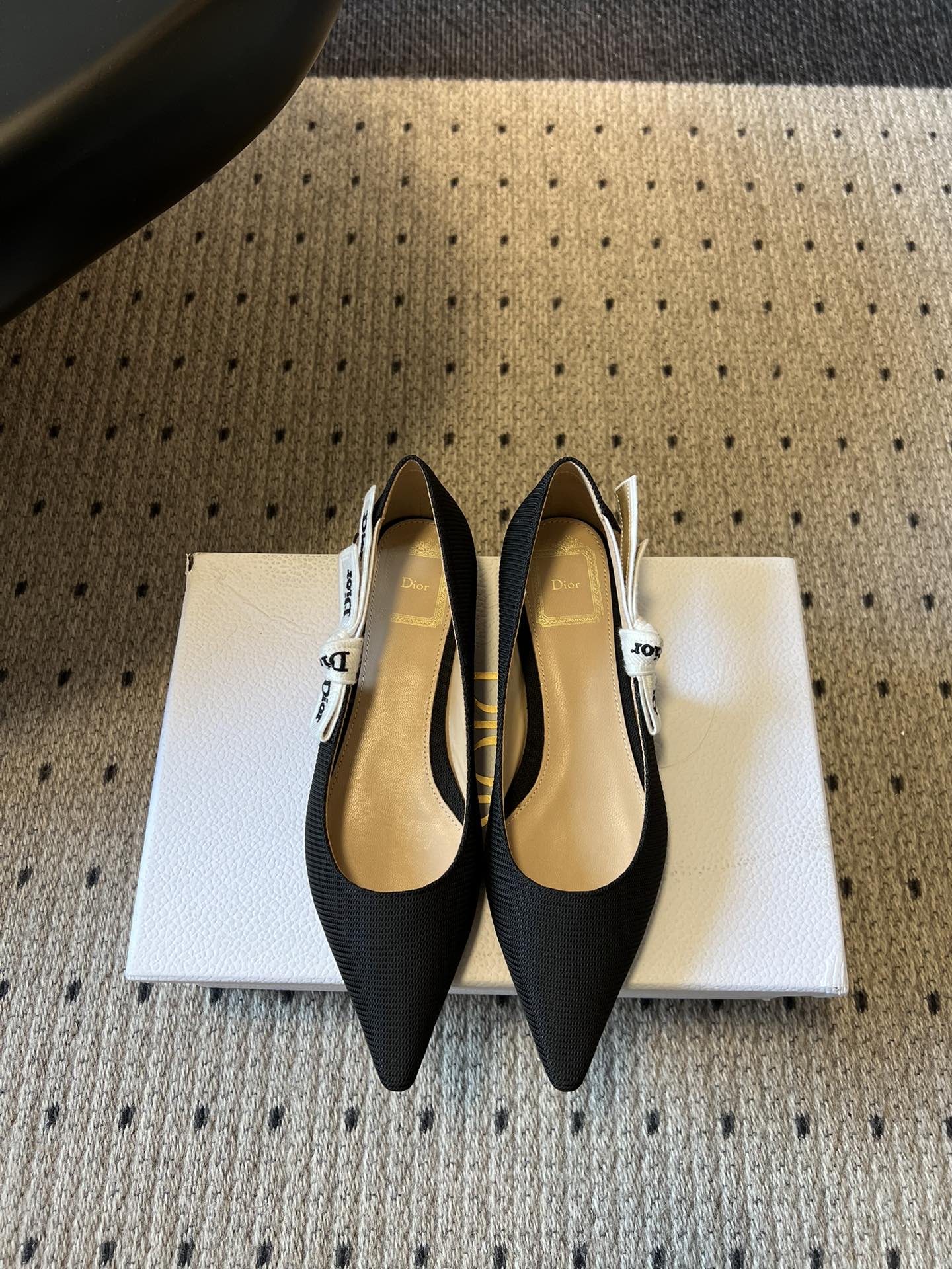 NO:758950,Top quality Dio*26ss early spring new style elegant pointed toe 9cm high heels. The delicate texture of the striped fabric, the smart posture of the pointed toe stiletto, and the webbing bow on the heel are the finishing touch. They are engraved with Dior's elegant genes. The black is cool and the pink is gentle. In every inch, it interprets the sweet and cool sense of luxury. Every step is full of girlish romance and sharpness.  The striped fabric comes with a retro filter, the pointed toe design modifies the foot shape, the heel bow webbing is quietly noble, and the stiletto height balances elegance and aura. Cotton upper, sheepskin lining, Italian genuine leather outsole, size 35-41 (customized sizes 40 and 41 are non-refundable), heel height 9cm, high-heeled shoes, dior, high heels, sheepskin, Leather soles19860909顶级品质 Dio*26ss早春新款气质优雅风尖头9cm高跟鞋 条纹织物的细腻肌理,尖头细跟的灵动姿态,后跟织带蝴蝶结是点睛之笔,刻着Dior的优雅基因,黑的酷飒,粉的温婉,在方寸之间,演绎甜酷交织的高级感,每一步,都写满少女的浪漫与锋芒. 条纹织物自带复古滤镜,尖头设计修饰脚型,后跟蝴蝶结织带悄悄显贵,细跟高度兼顾优雅与气场. 鞋面棉布 内里羊皮 大底意大利真皮大底 size35-41码（40、41码定制不退换） 跟高9cm,高跟鞋单鞋,dior,high heels,sheepskin,Leather soles,Women's Shoes
