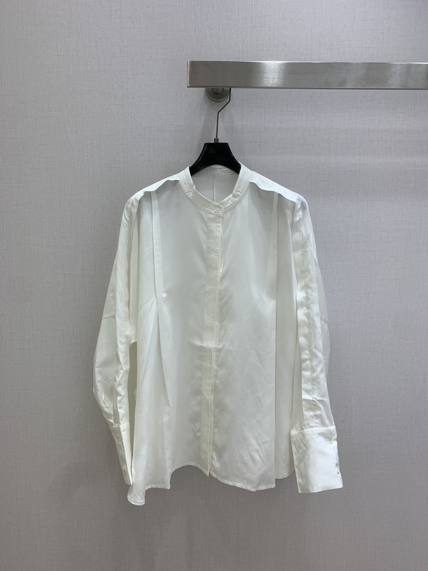 NO:751786,Highly recommended 26 early spring new solid color long-sleeved shirt. The loose silhouette modifies the body shape, and the comfortable and stiff fabric better maintains the shoulder profile. The design of the round neck opening modifies the neck line, and the looming collarbone brings a touch of female sexiness. The drooping line design on the chest makes it slim and elegant. Use the characteristics of the fabric to increase the layering of the clothing by superimposing the fabric. There are no unnecessary modifications on the whole body, and it is dry.  Clean geometric lines, relaxed and minimalist, versatile without losing the sense of design, 59 polyester, 38 cotton, 3 spandex fabrics are made of Pima cotton, also known as 'cashmere cotton', some people call it the noble among cottons. This cotton only grows in the United States, Peru, Israel, Australia, and is breathable, cool, anti-wrinkle, excellent in molding, etc. It is an ultra-long fiber cotton among fine velvet fibers. The cloth surface is fine, the color is bright, the super cotton feel, and the soft and skinny feel. One color SML code  High quality ABC,,shirts,19860909强烈推荐 26早春新款 纯色长袖衬衫 宽松的廓形修饰身形,舒适硬挺的面料使肩部廓 形更好的保持.圆领开口的设计,修饰颈部线条 ,若隐若现的锁骨带来一丝女性的性感.胸前垂 线设计,显瘦叉优雅.利用面料特性,通过叠加 面料增加服装层次感.全身没有多余的修饰,干 净利落的几何线条,轻松极简,百搭又不失设计感,59涤纶38棉3氨纶 面料采用匹马棉,又称“羊绒棉”,也有人称它为棉中贵族.这种棉只生长在美国,秘鲁,以色列澳大 透气,千爽,抗皱,成型优异利亚等,属于细绒纤 维中的超长纤维棉.布面细腻,颜色鲜亮,超强棉感,柔顺骨感 一个色 SML码 高品质ABC,,shirts,,Women's clothing